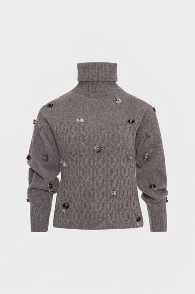 Maglia slim con punto treccia ed applicazioni gioiello