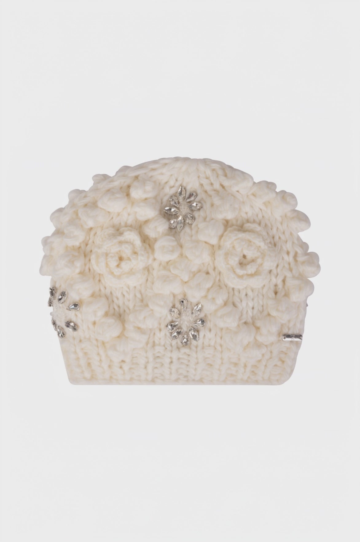 Cappello in maglia con fiori e applicazioni gioiello