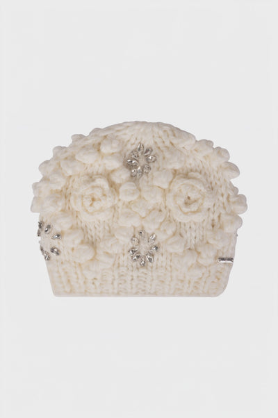 Cappello in maglia con fiori e applicazioni gioiello