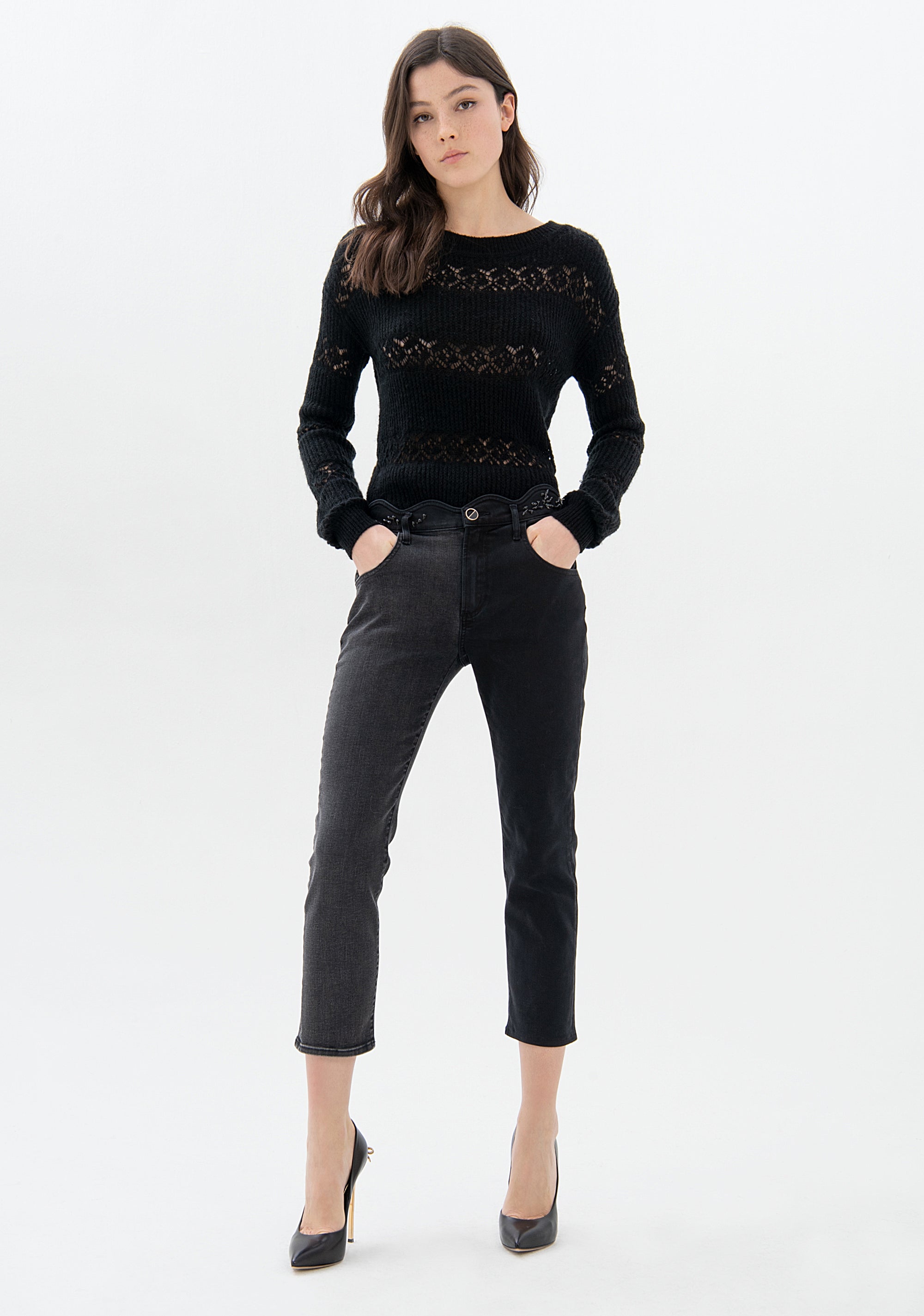 Jeans linea dritta in denim nero con lavaggio scuro