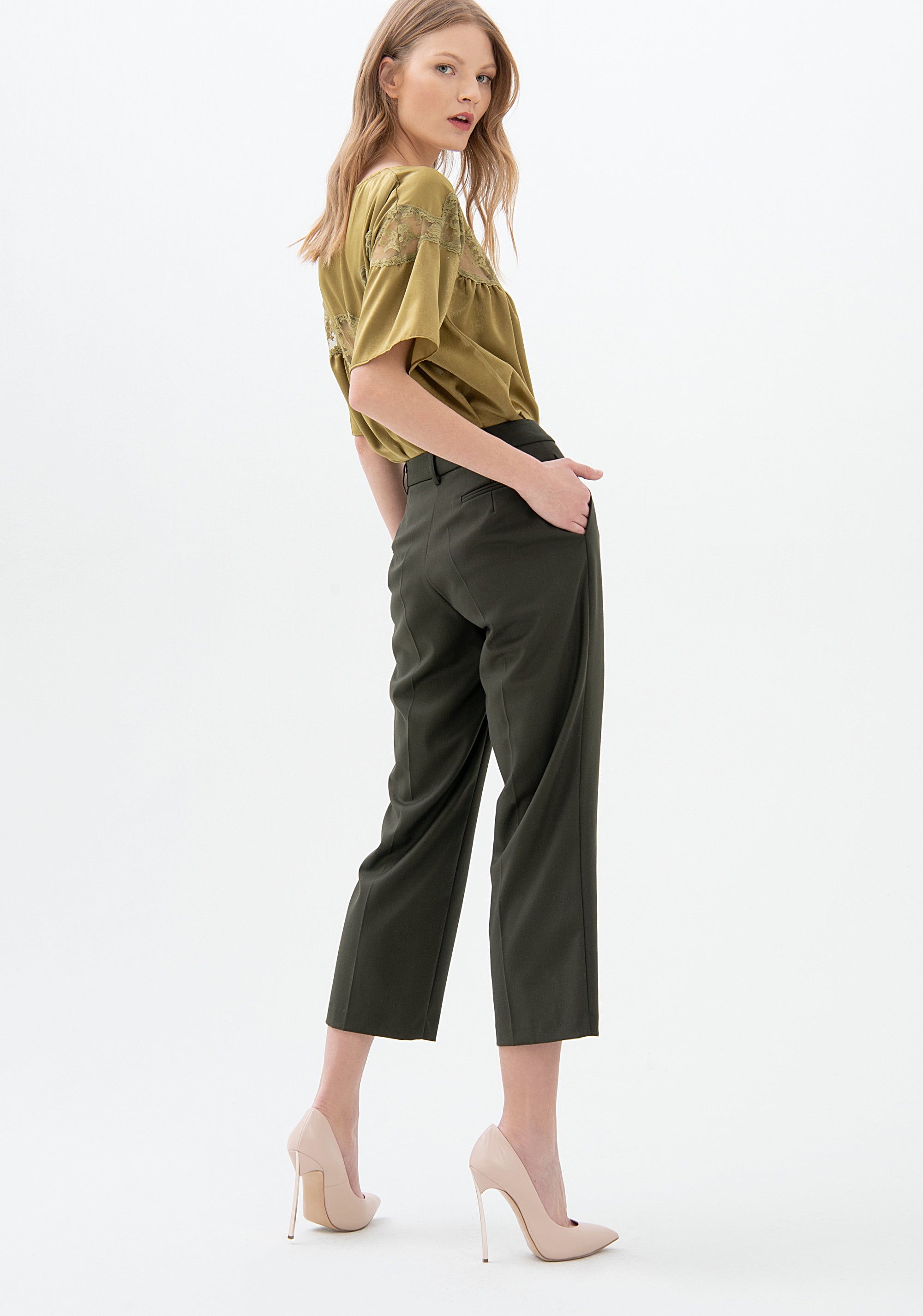 Pantalone linea dritta cropped in tessuto tecnico