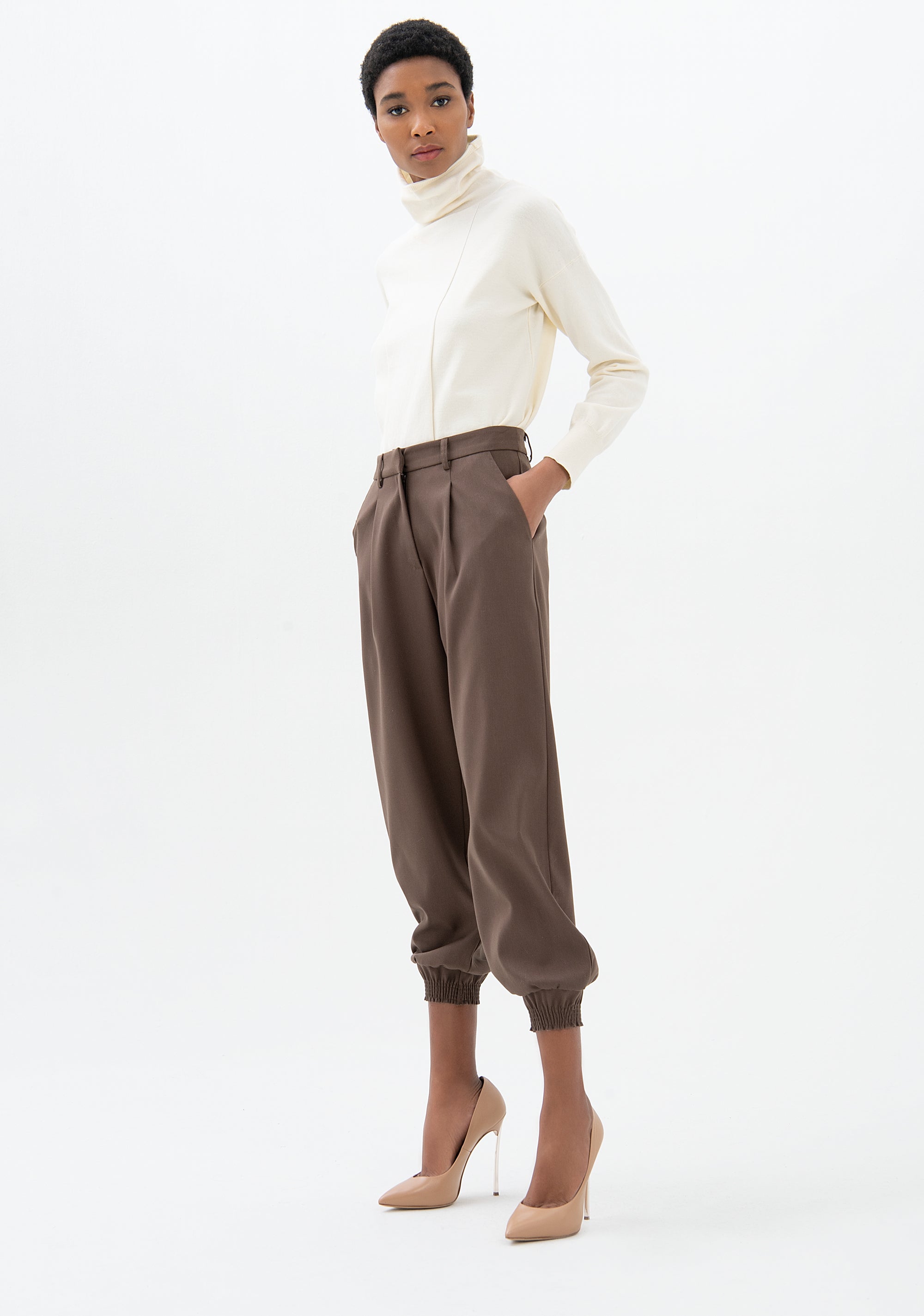 Pantalone regular con fondo stretto