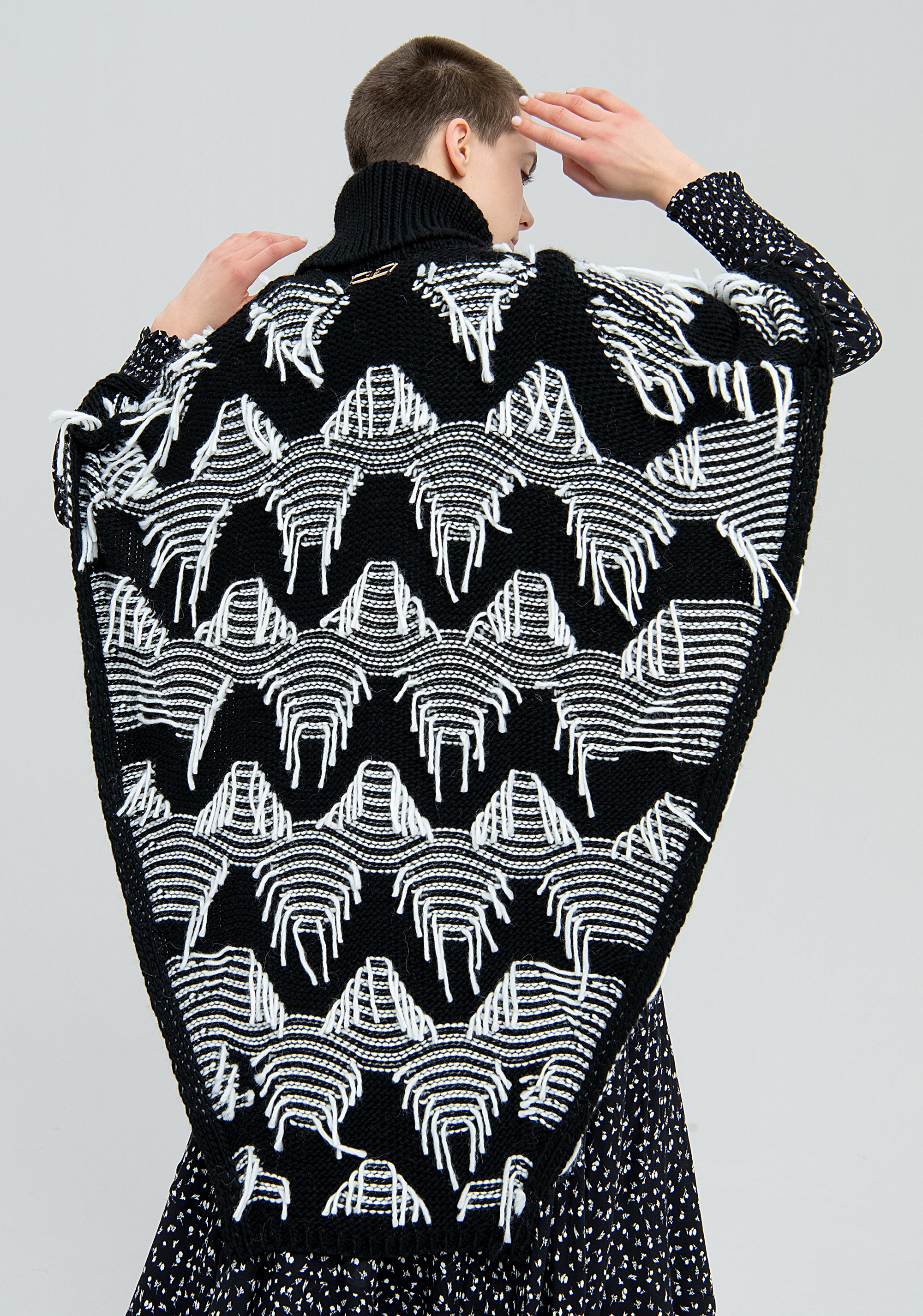 Maglia over modello poncho con jacquard