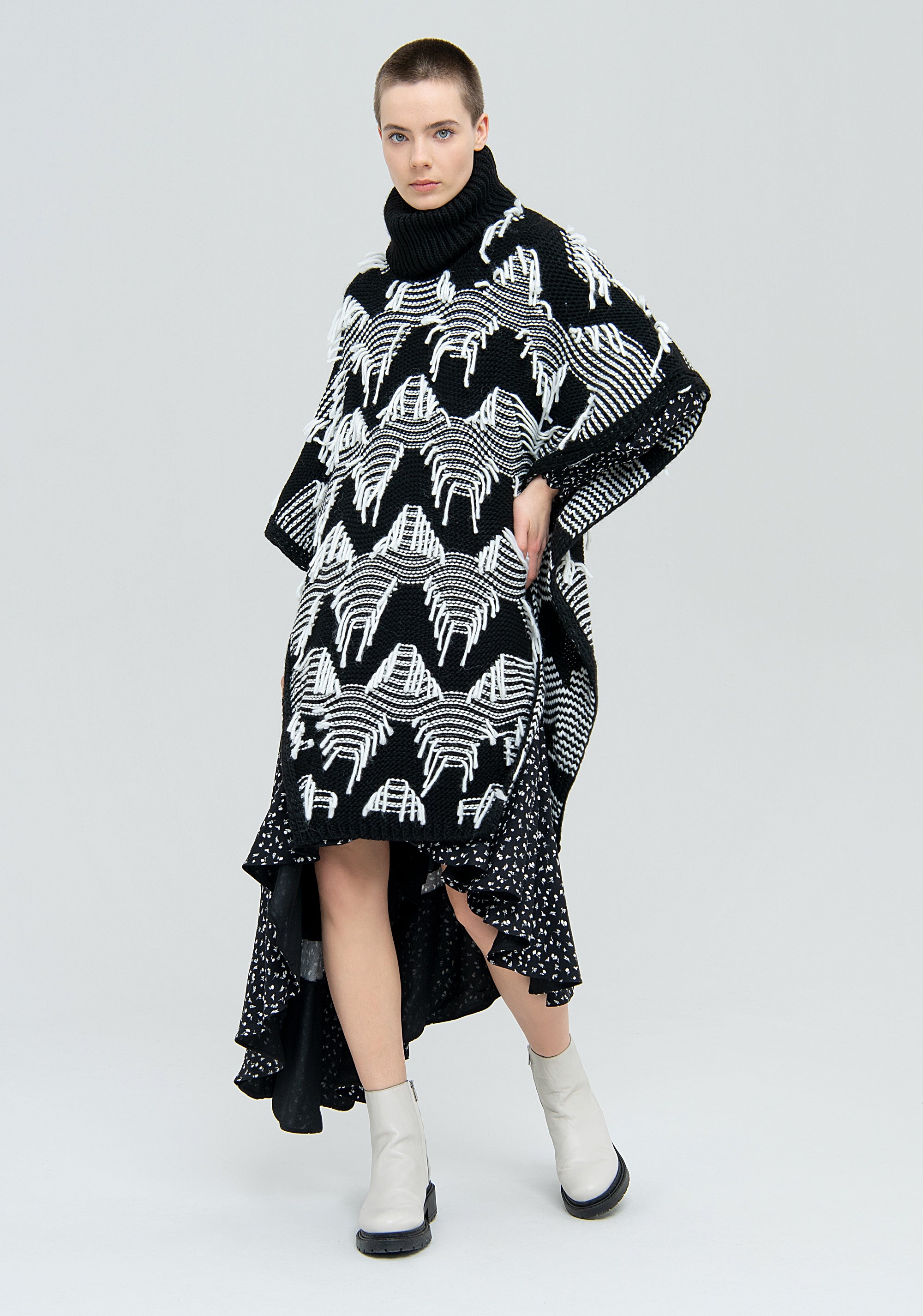 Maglia over modello poncho con jacquard