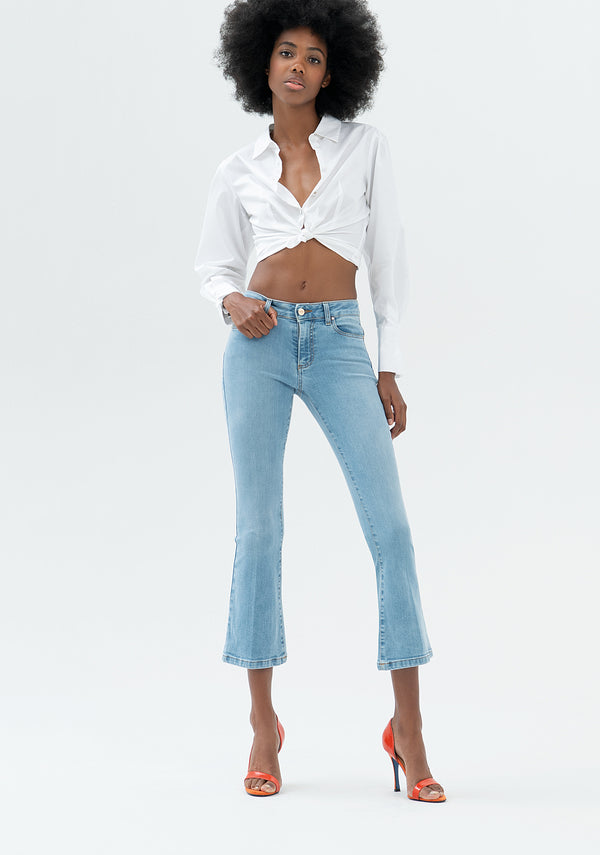 Jeans Bella flare cropped in sofisticato denim stretch con lavaggio chiaro