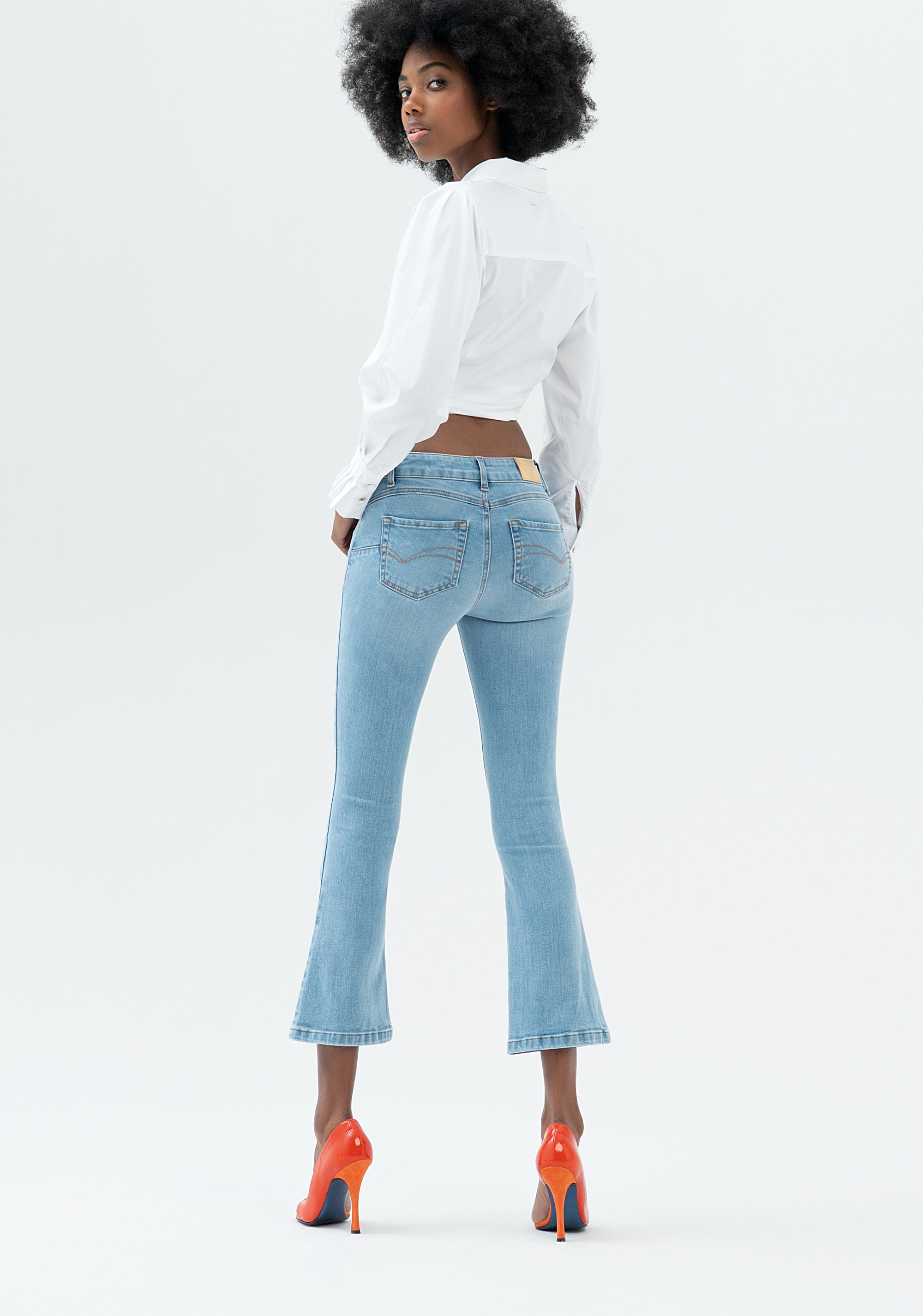 Jeans Bella flare cropped in sofisticato denim stretch con lavaggio chiaro