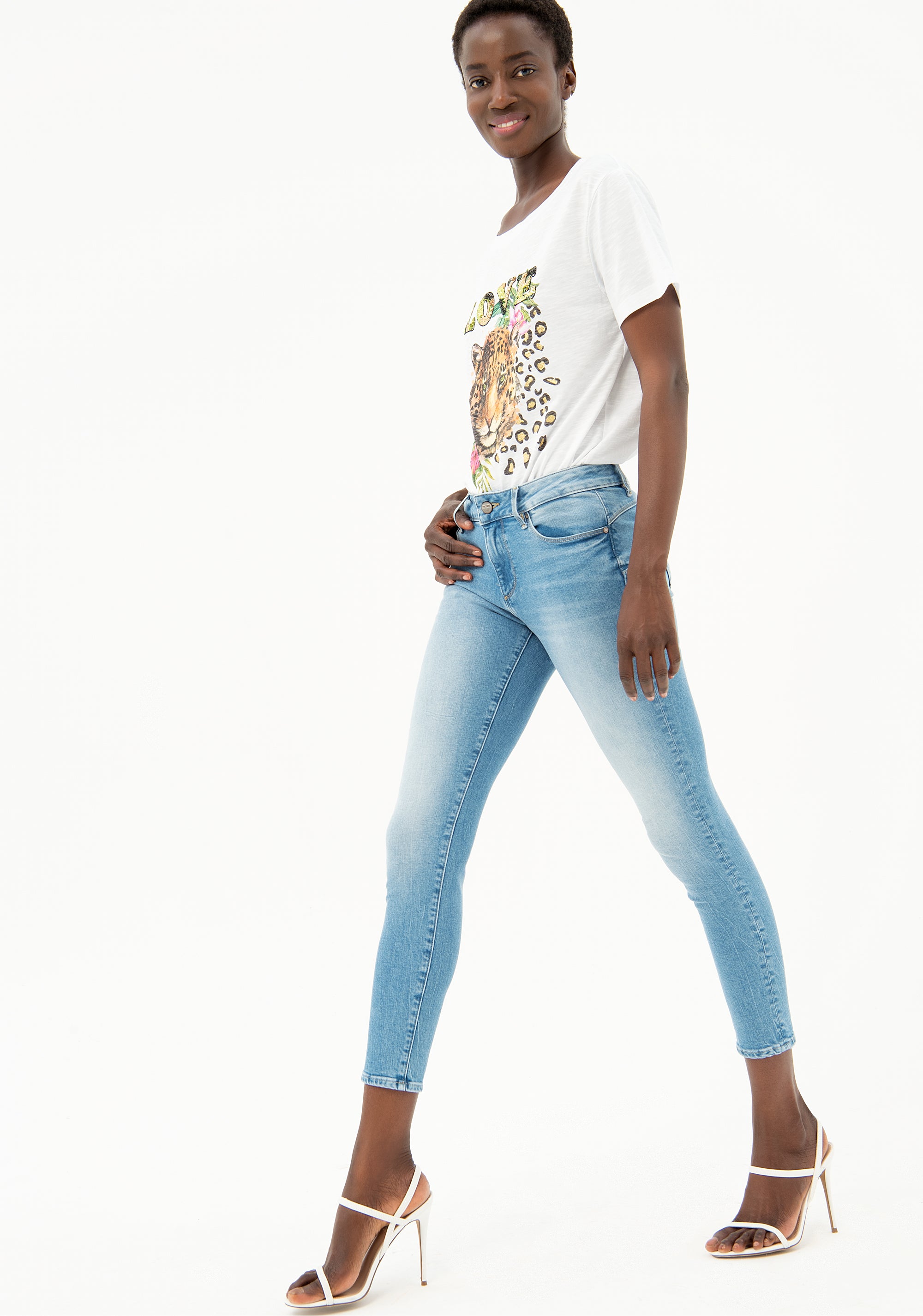 Jeans skinny in denim stretch con lavaggio chiaro bleached