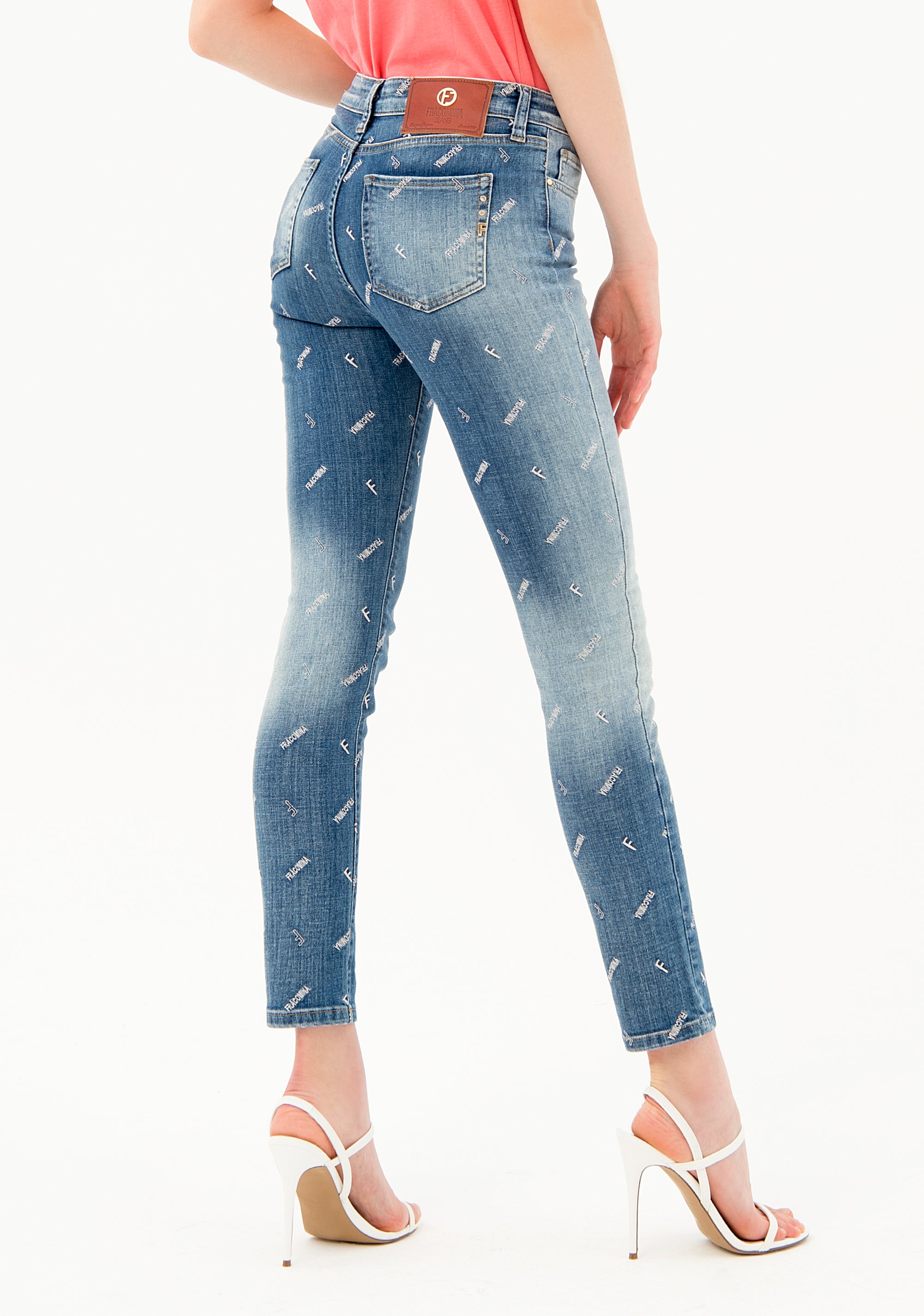 Jeans skinny in denim stretch con lavaggio medio e stampa logo