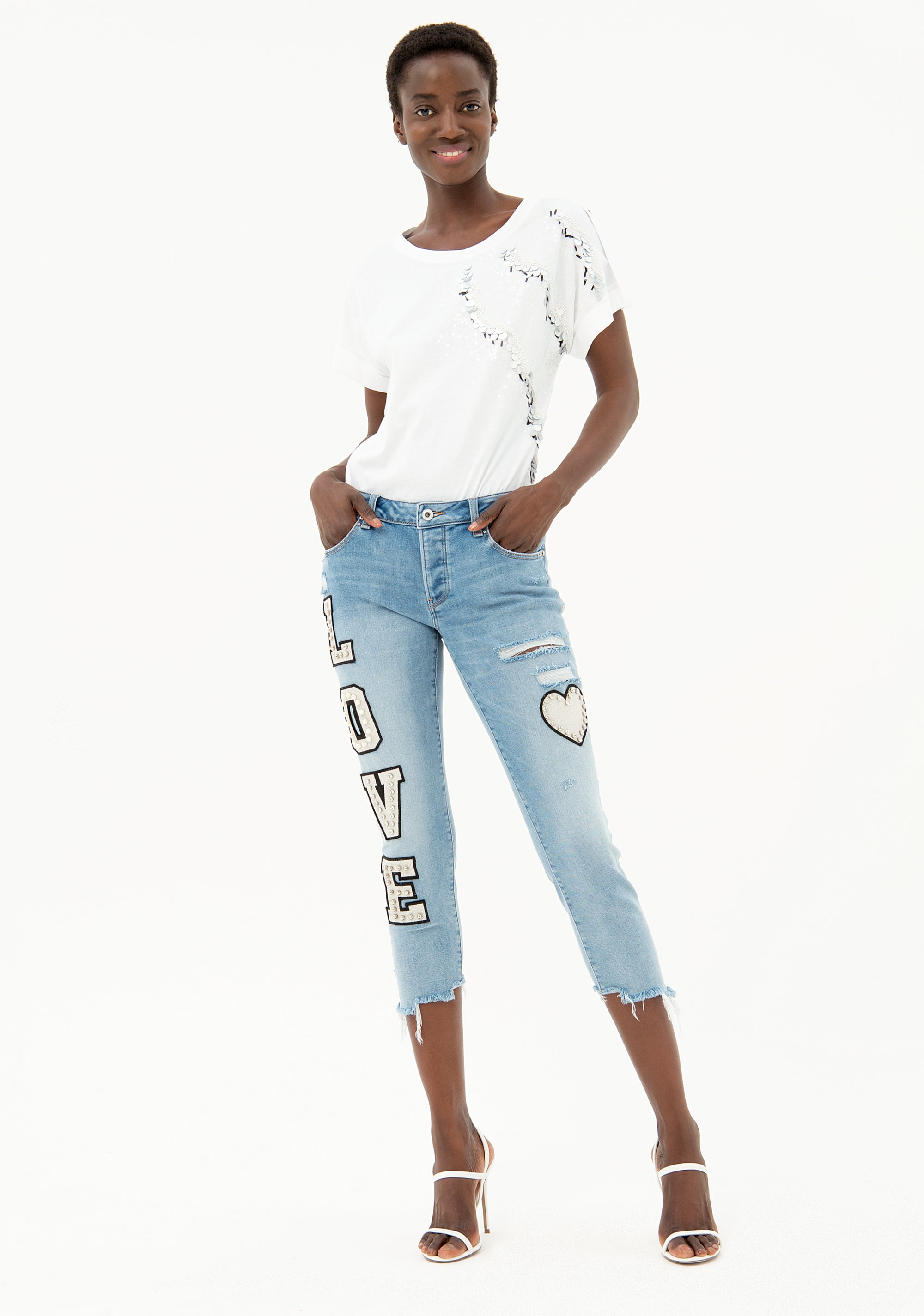 Jeans boyfriend cropped in denim con lavaggio chiaro e con patches