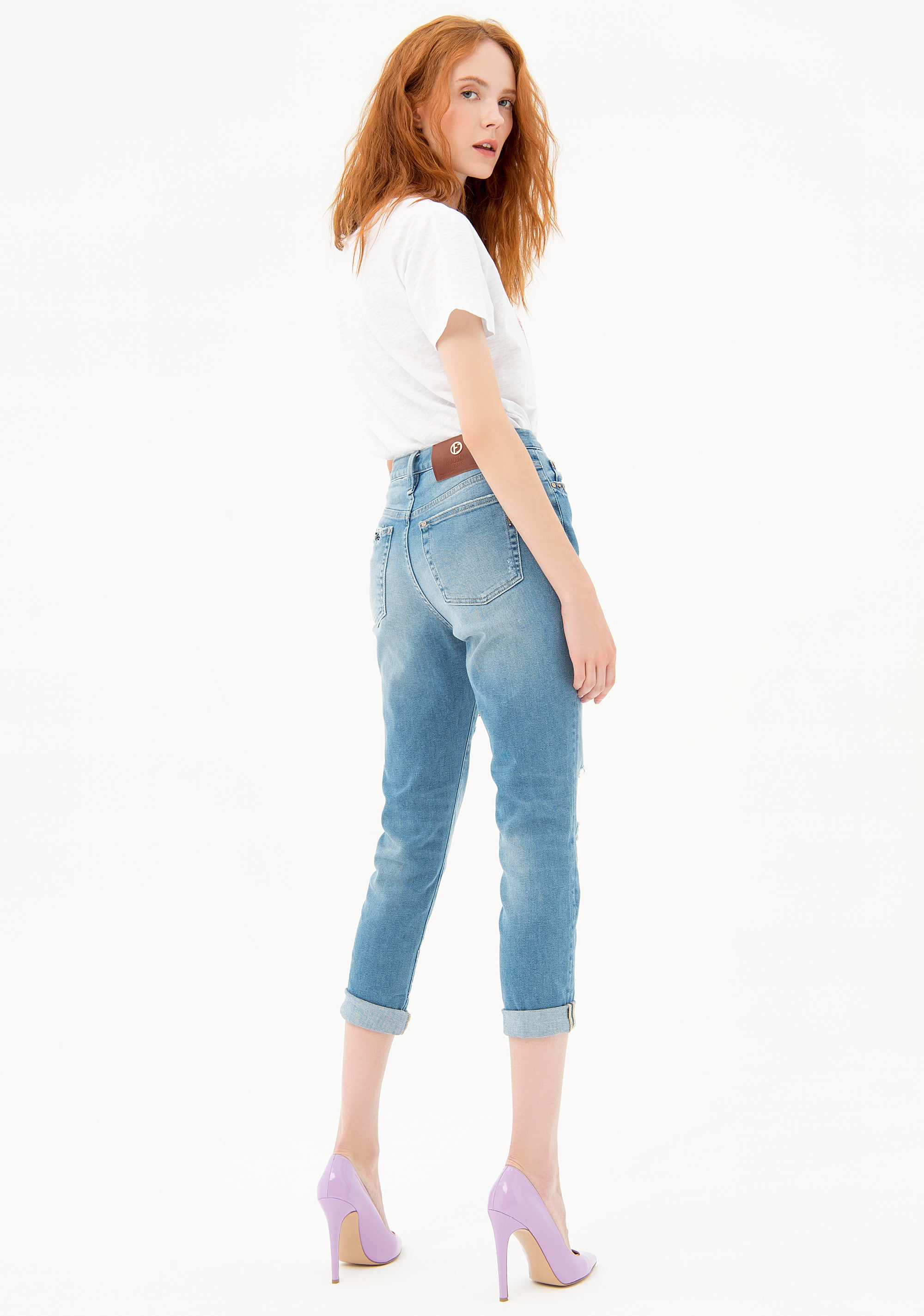 Jeans regular in denim con lavaggio medio con strappi e toppe