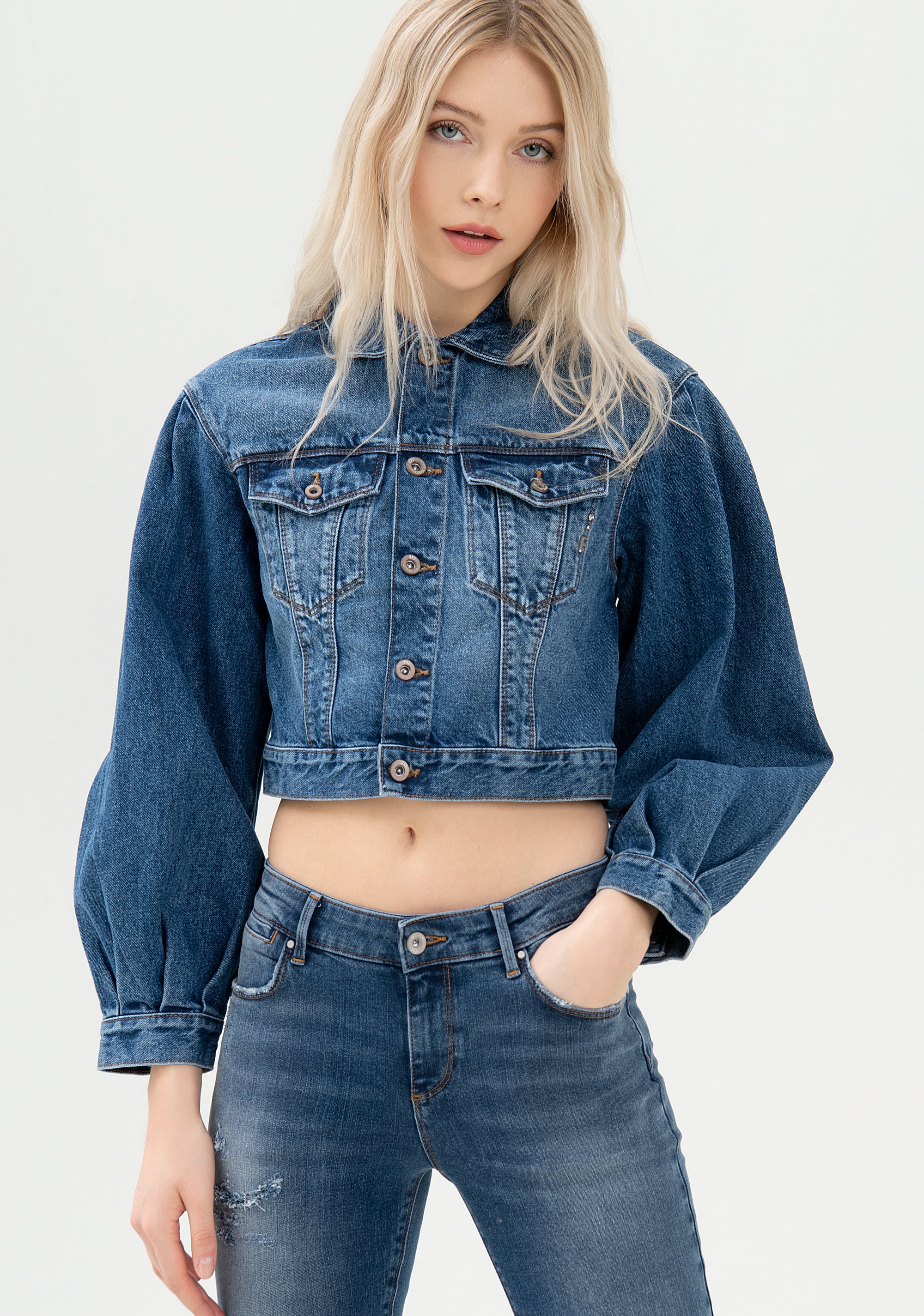 Giacca cropped in denim con lavaggio medio