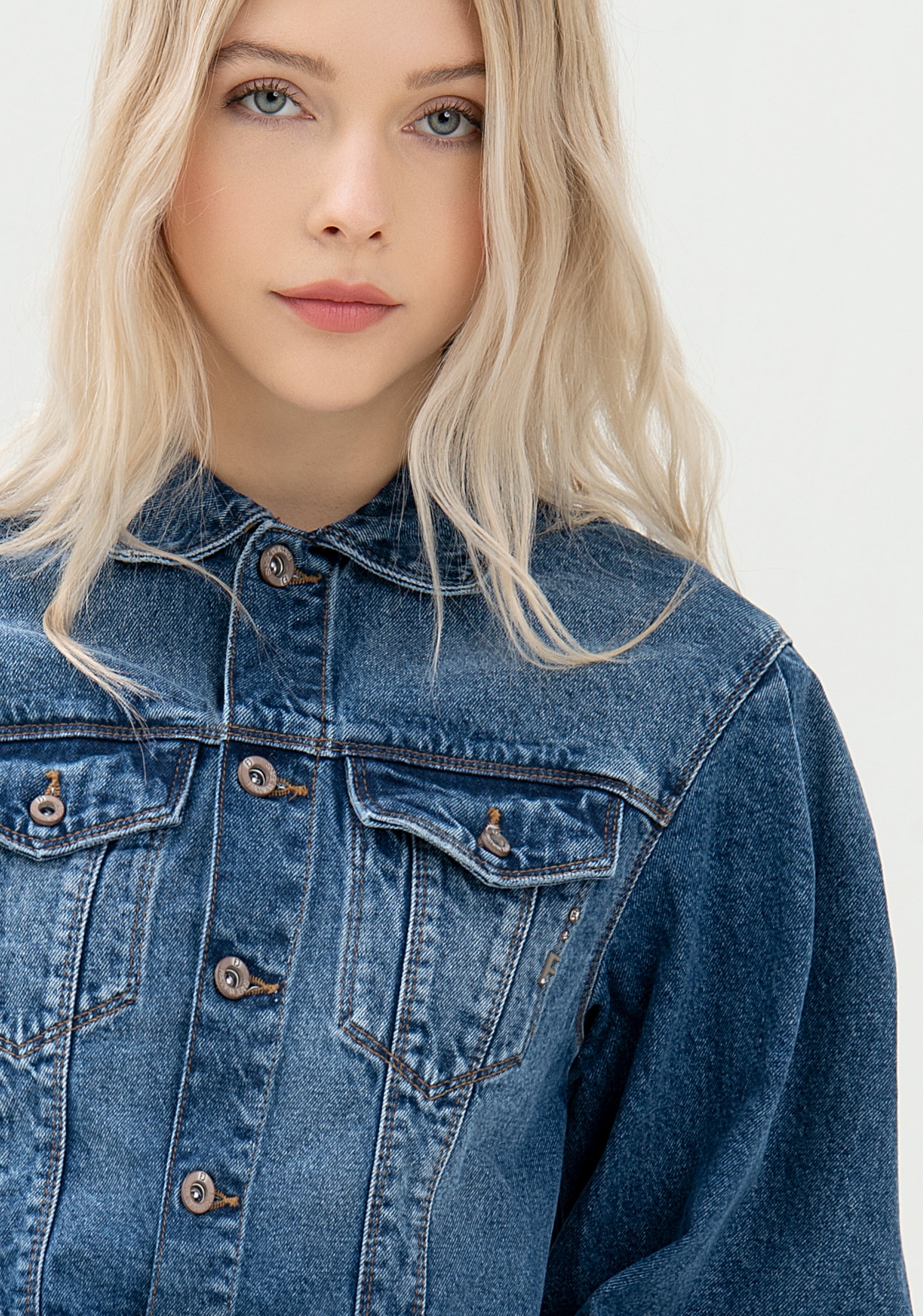 Giacca cropped in denim con lavaggio medio