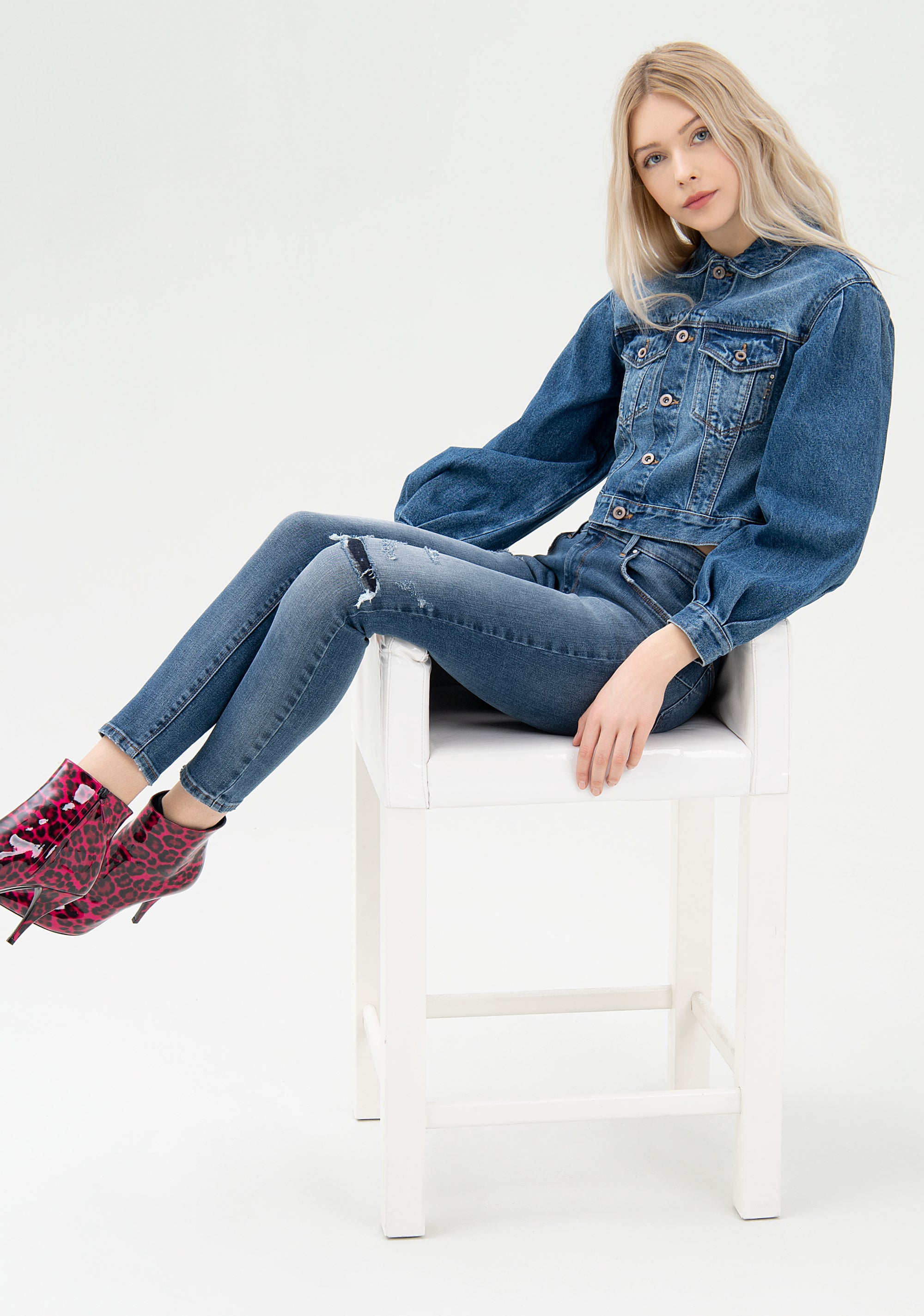 Giacca cropped in denim con lavaggio medio