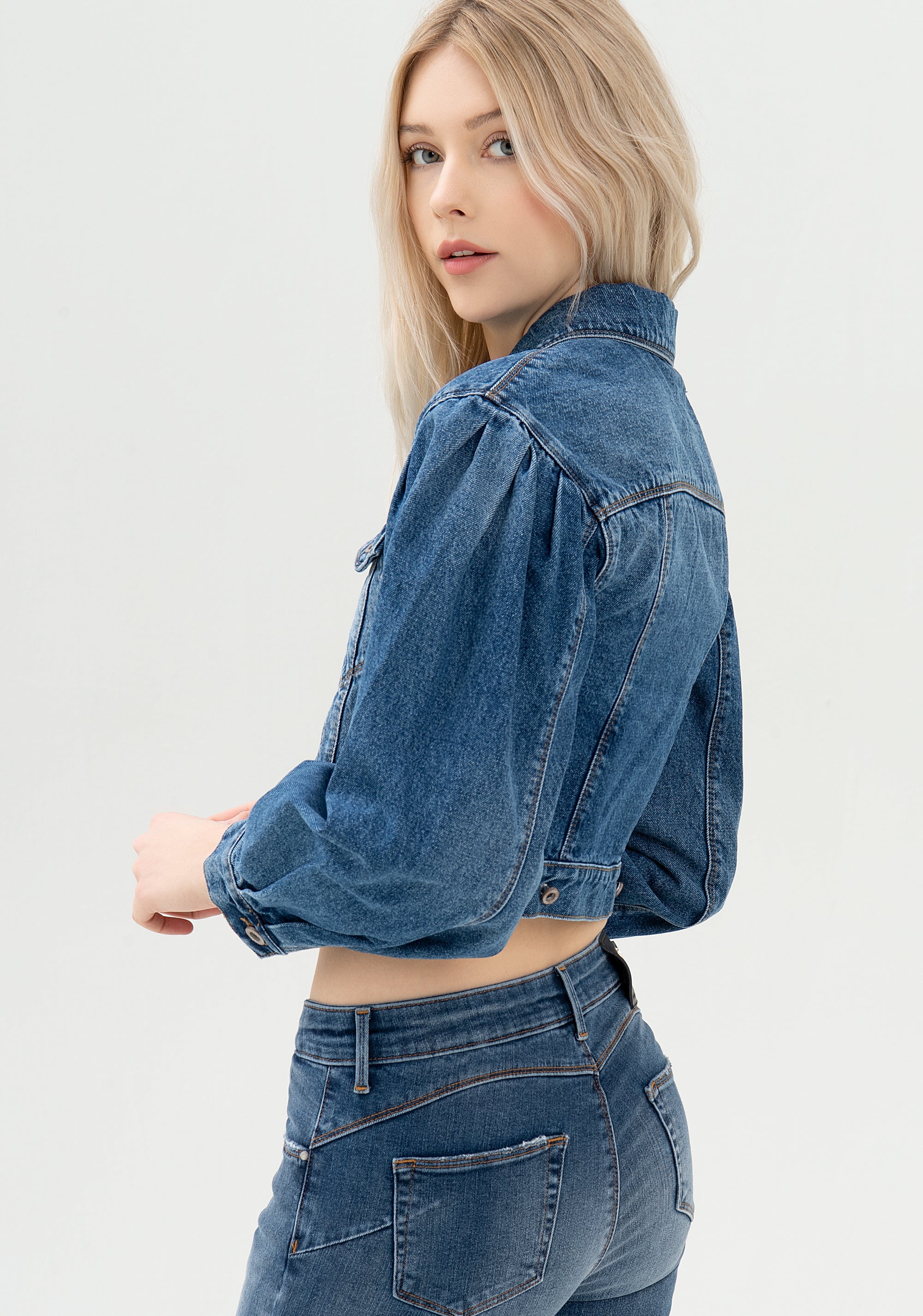 Giacca cropped in denim con lavaggio medio