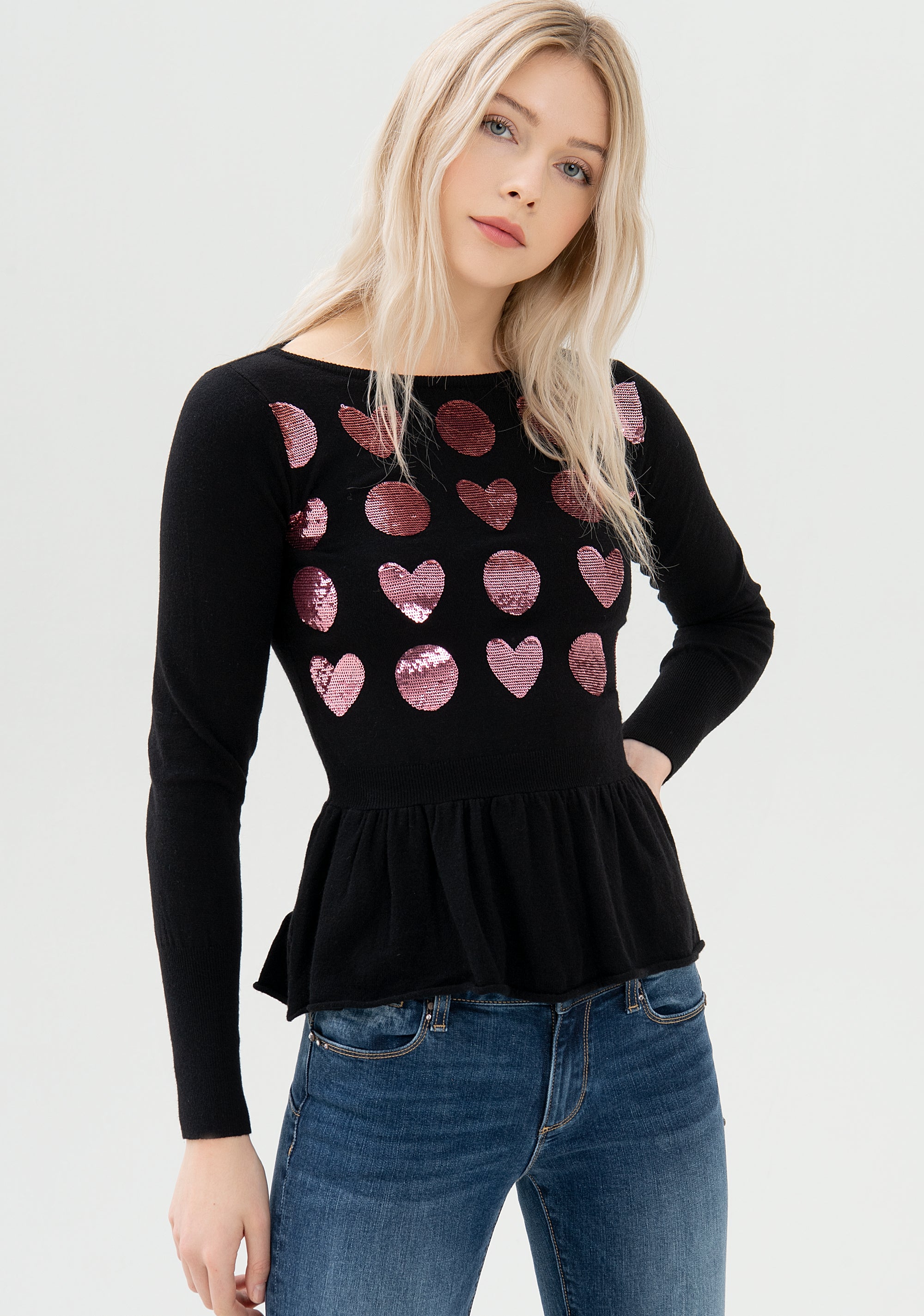 T-shirt aderente con cuori in paillettes