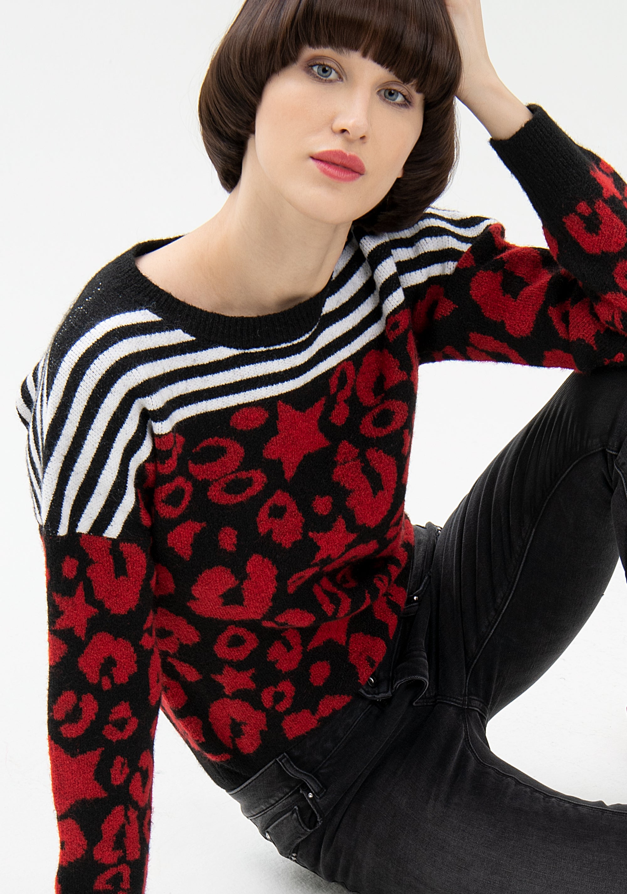 Maglia regular con jacquard animalier e righe