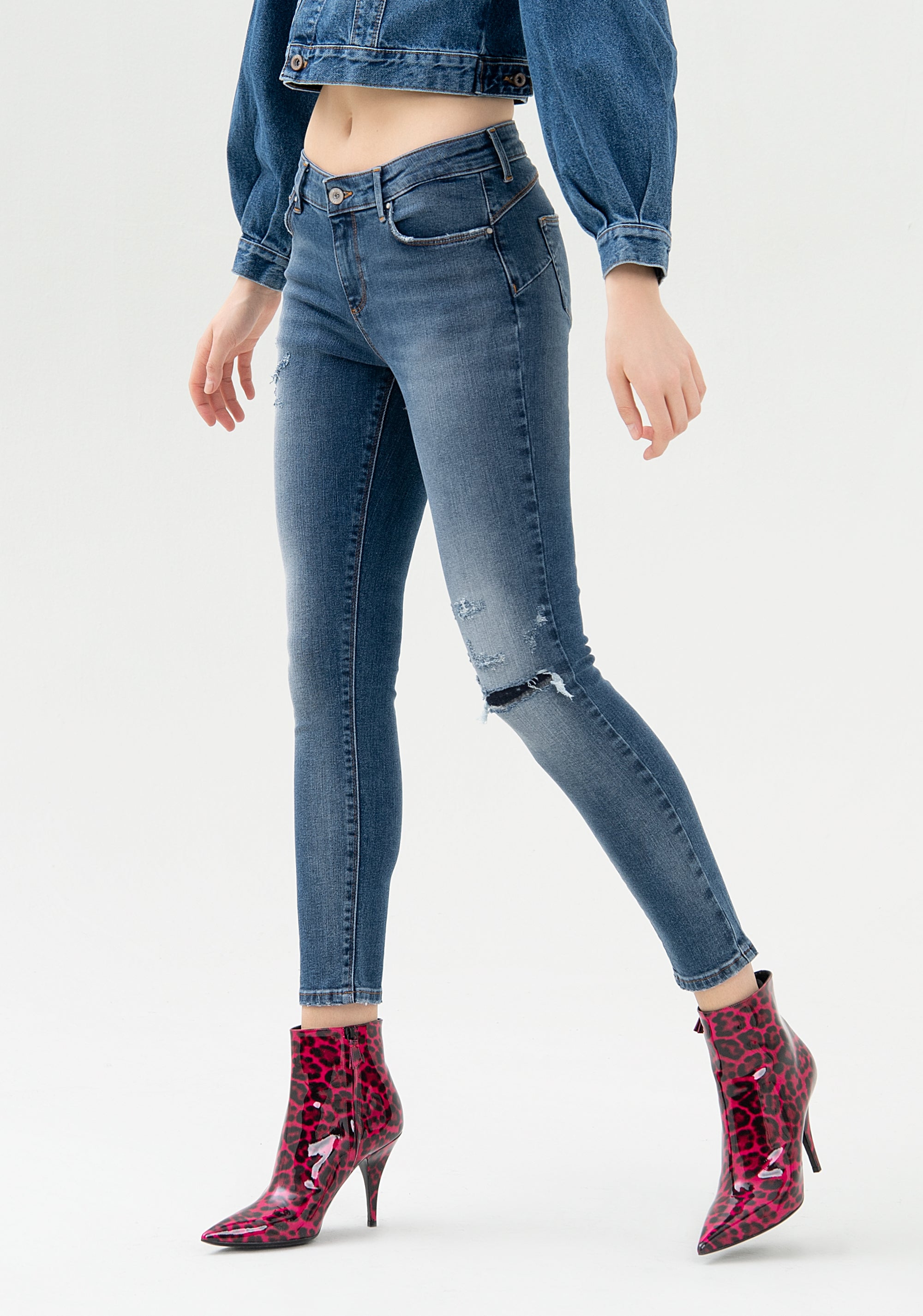 Jeans skinny effetto push up in denim stretch con lavaggio medio