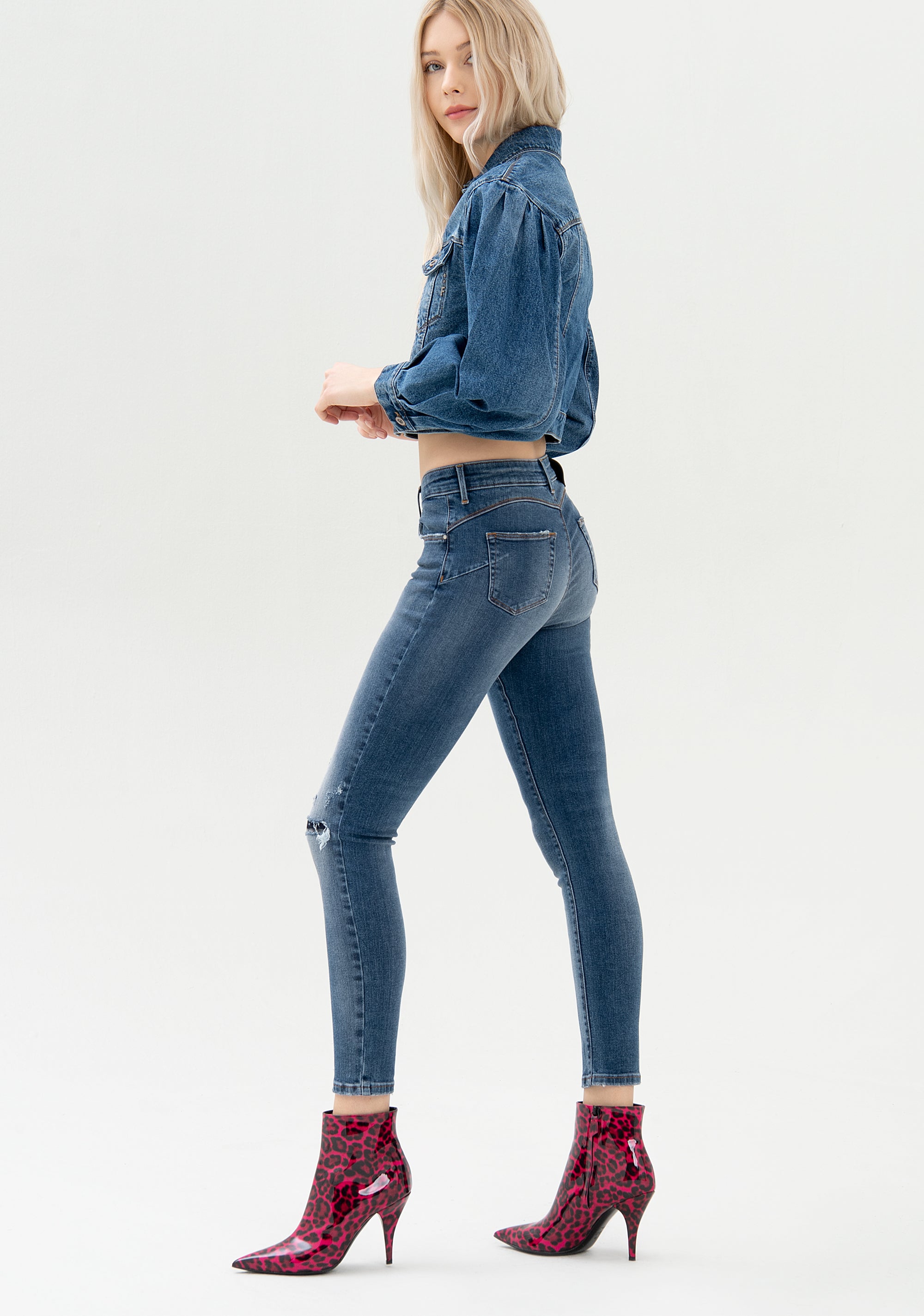 Jeans skinny effetto push up in denim stretch con lavaggio medio