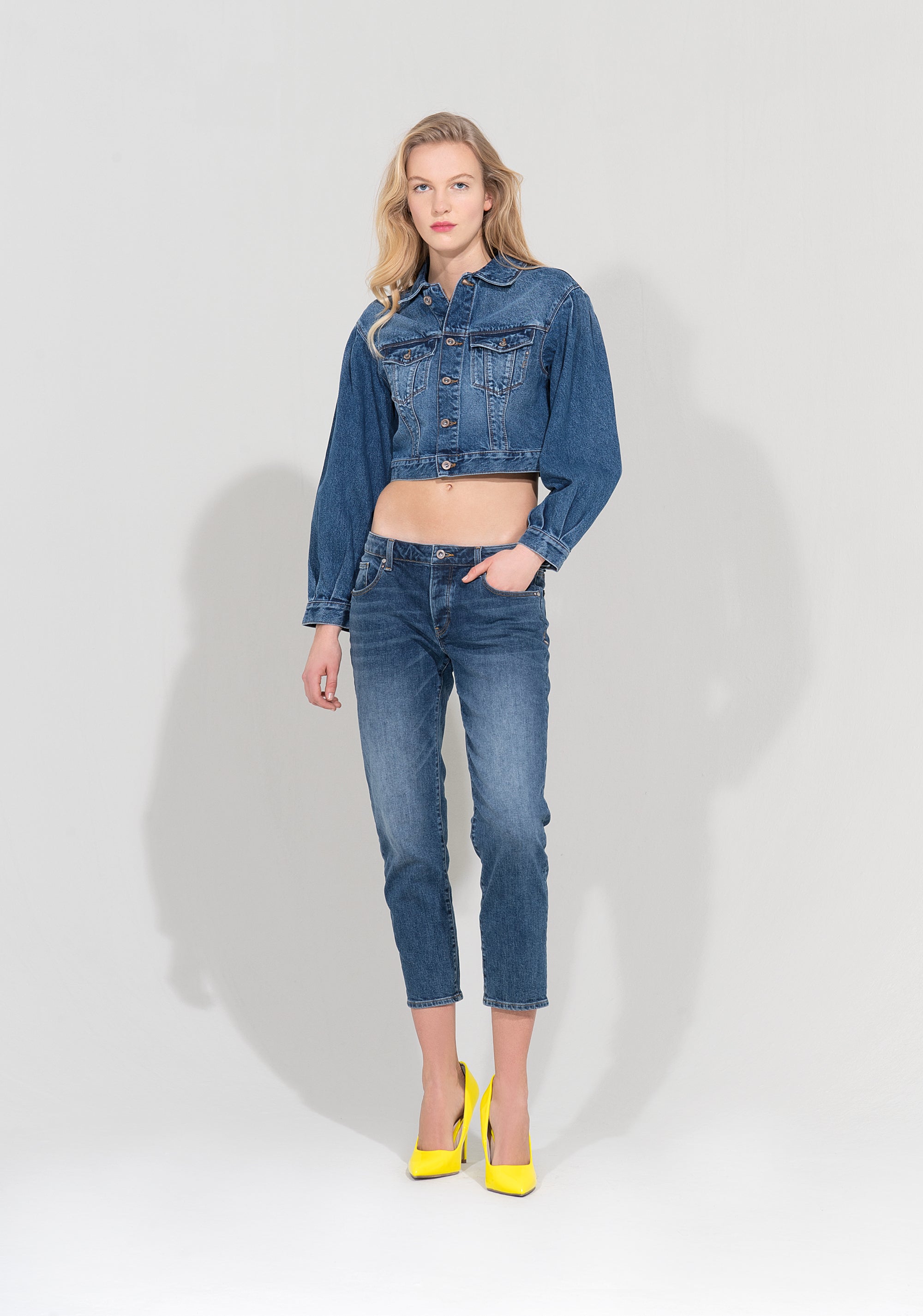 Jeans loose fit cropped in denim con lavaggio medio