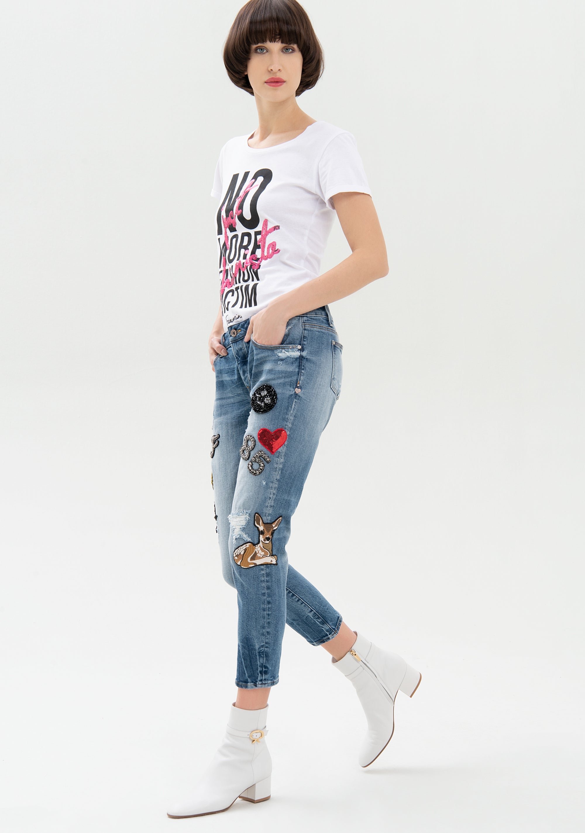 Jeans loose fit cropped in denim con lavaggio medio