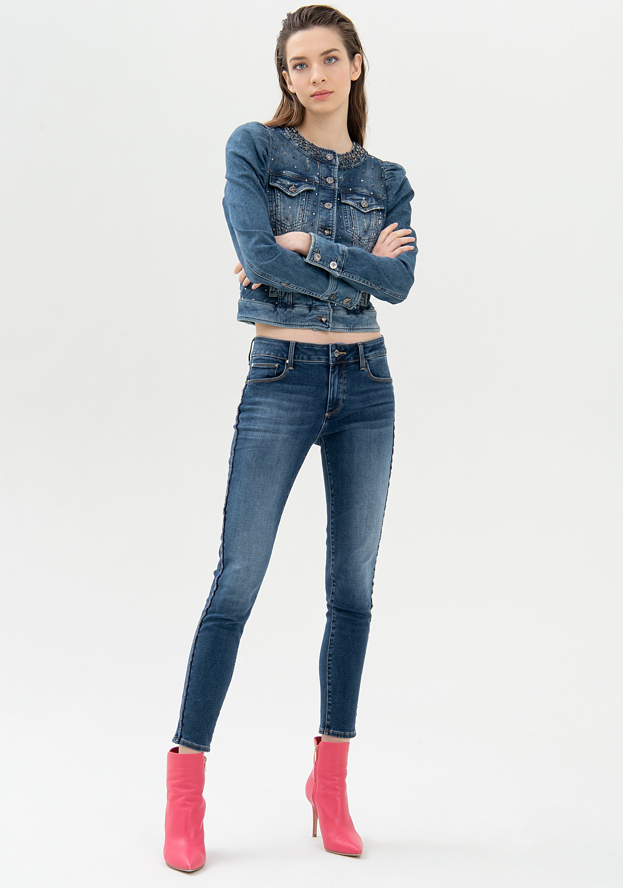 Jeans skinny effetto push-up in denim stretch con lavaggio medio