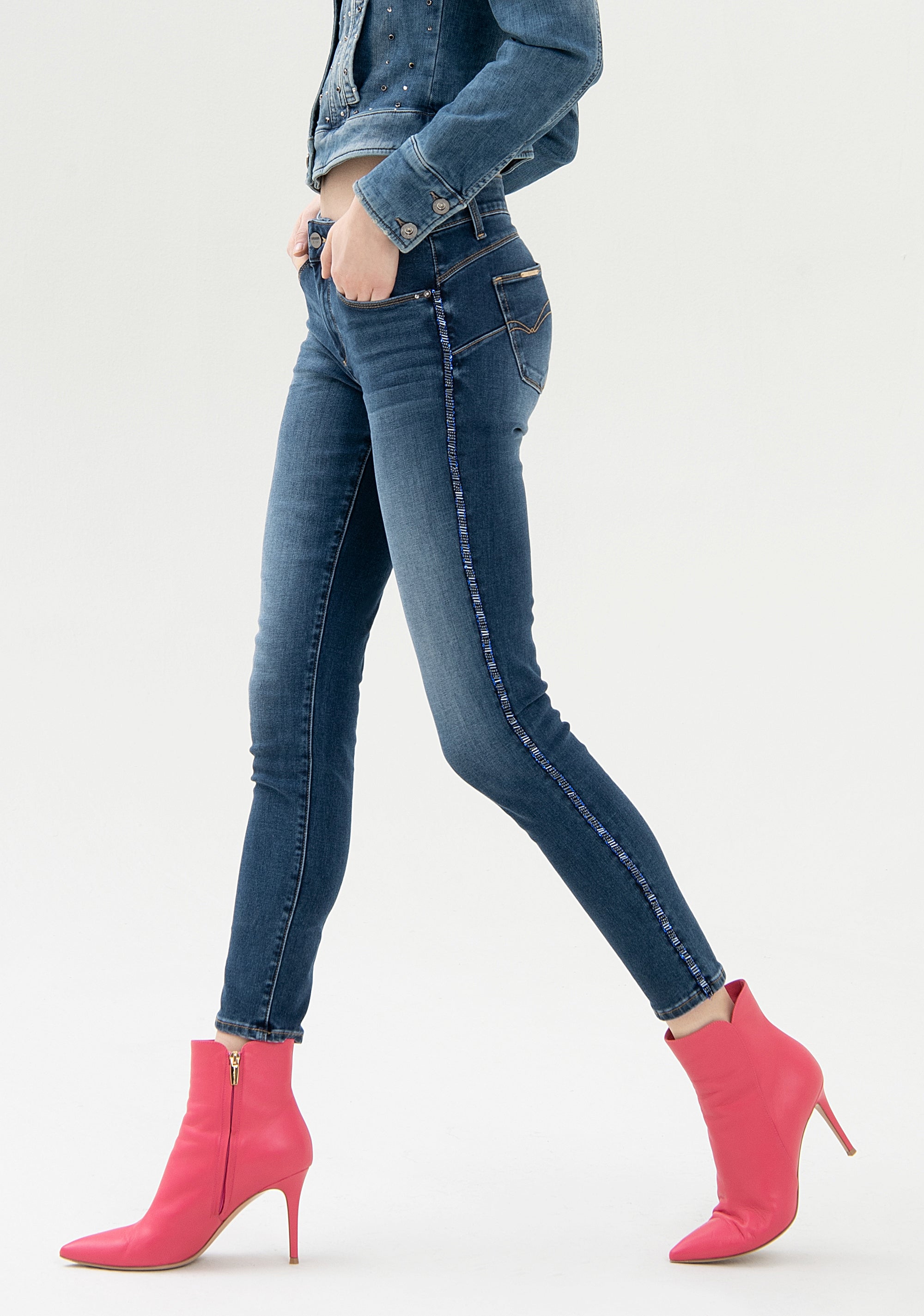 Jeans skinny effetto push-up in denim stretch con lavaggio medio