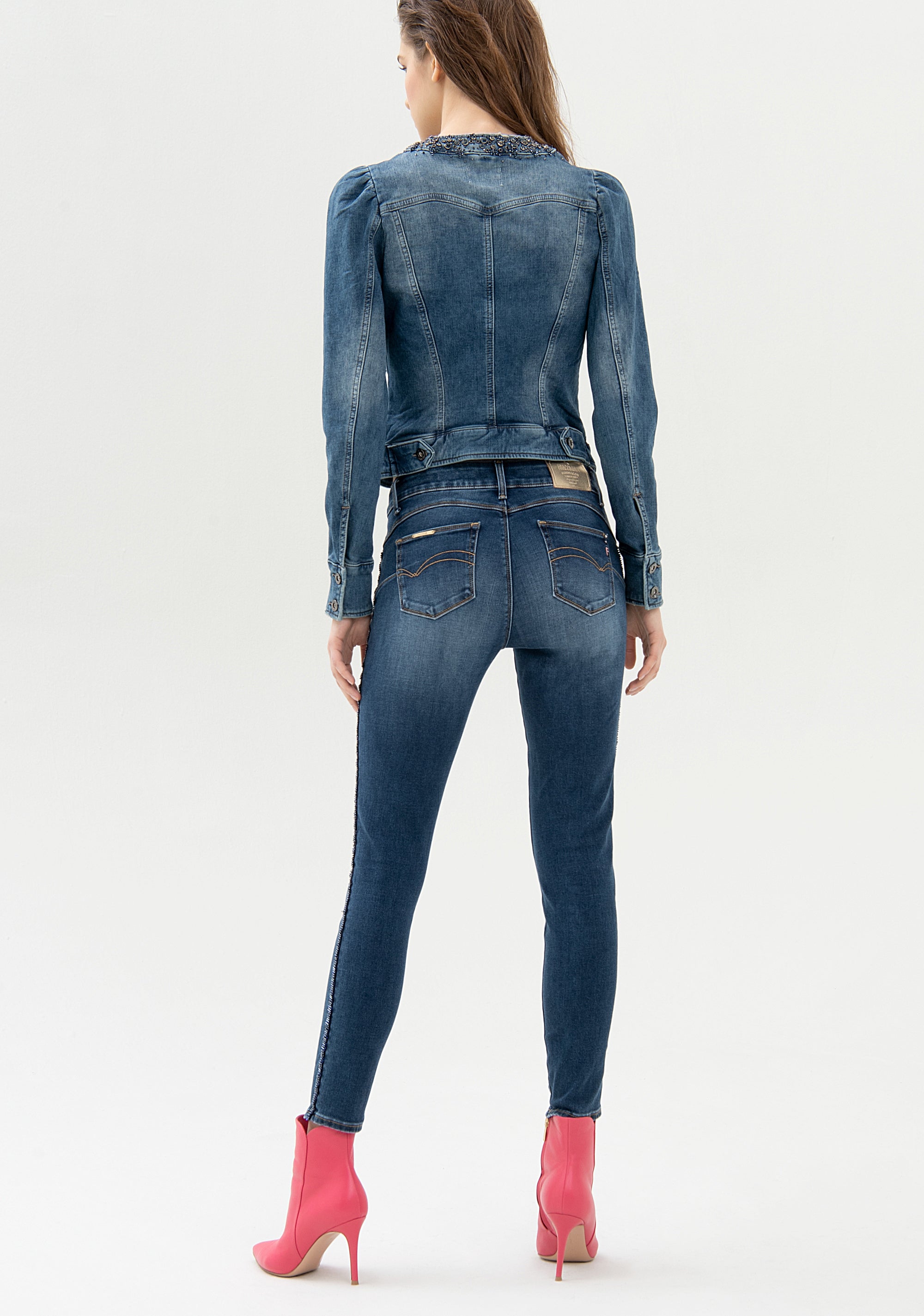 Jeans skinny effetto push-up in denim stretch con lavaggio medio