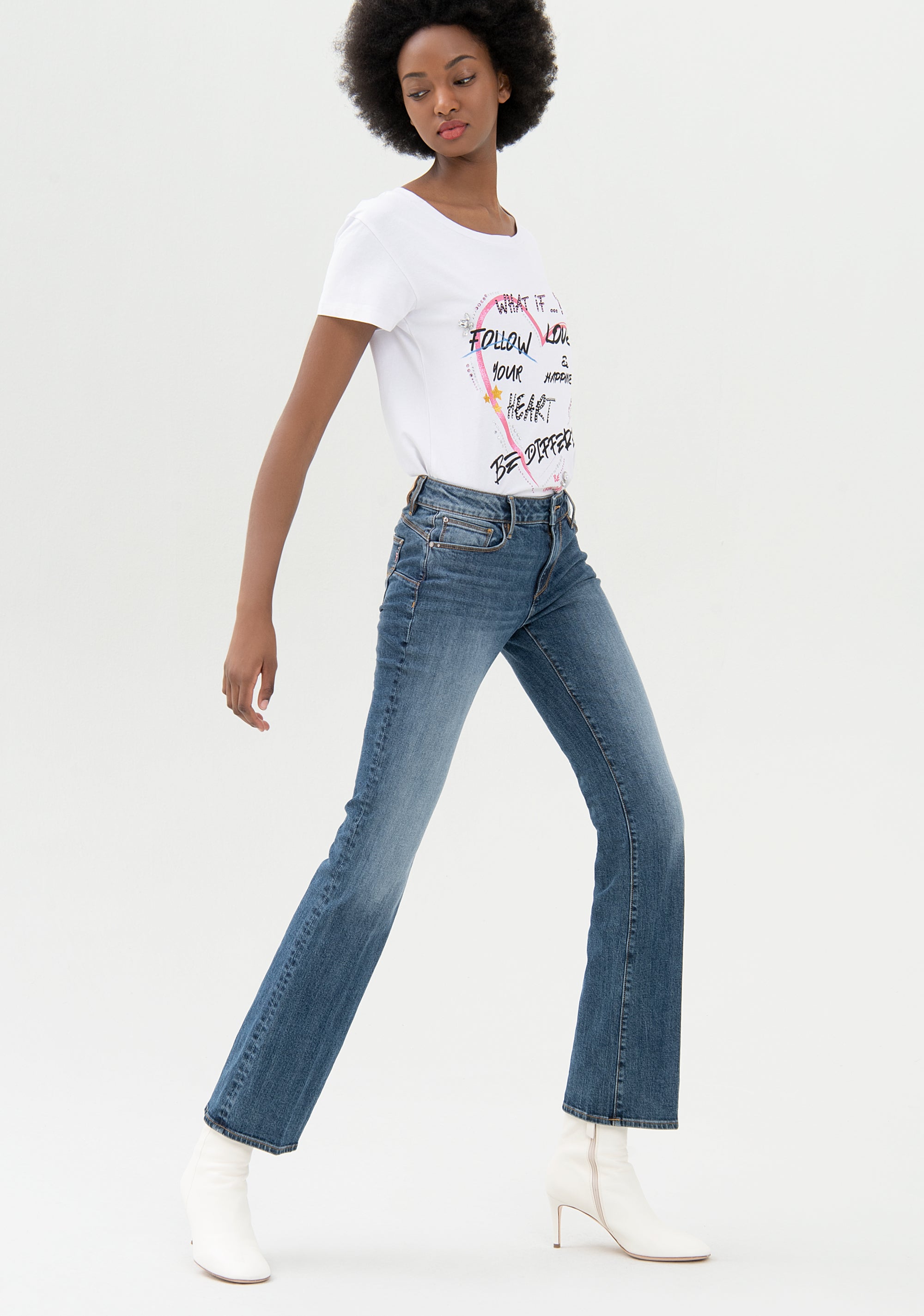 Jeans bootcut effetto push-up in denim stretch con lavaggio medio