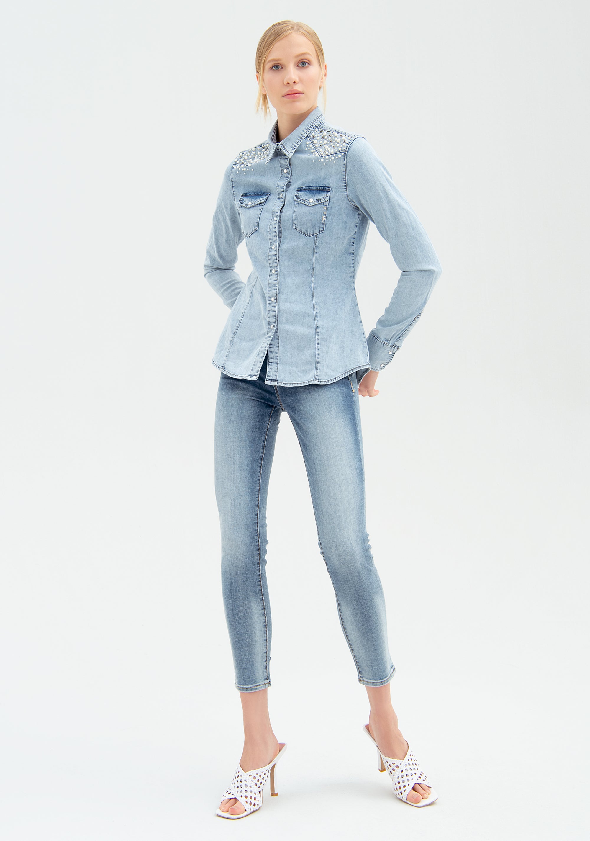 Camicia aderente in denim con lavaggio bleached