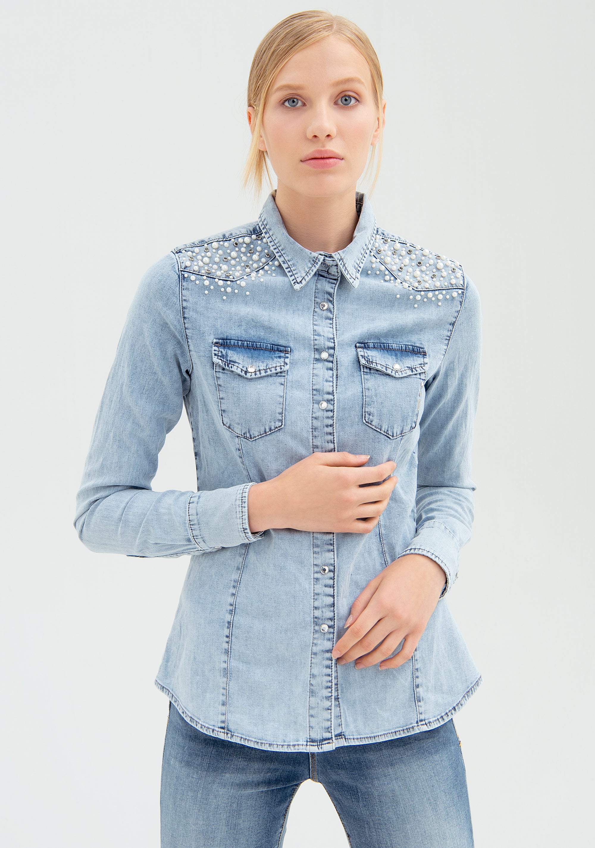 Camicia aderente in denim con lavaggio bleached