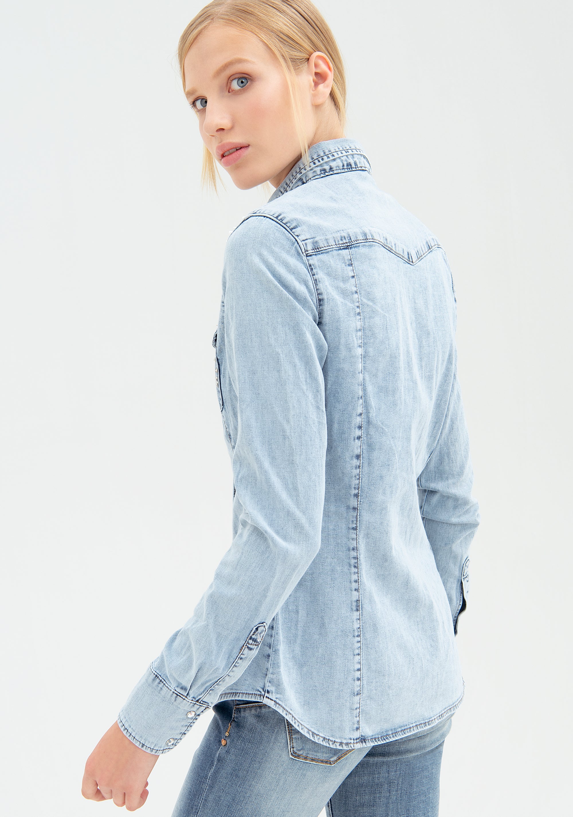 Camicia aderente in denim con lavaggio bleached