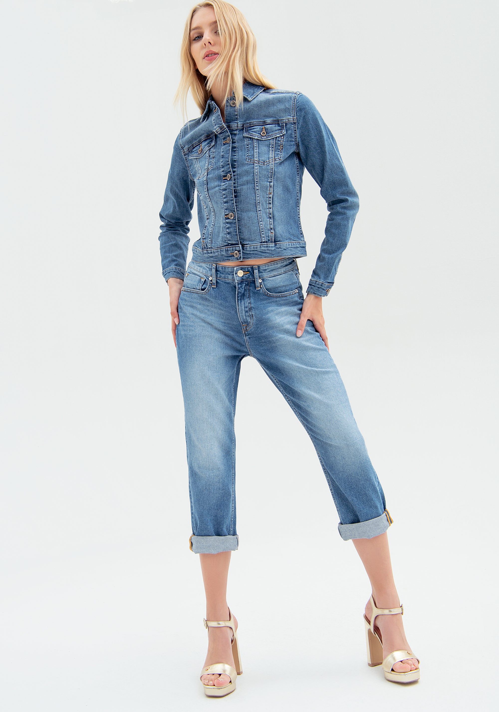 Jeans boyfriend cropped in denim con lavaggio medio