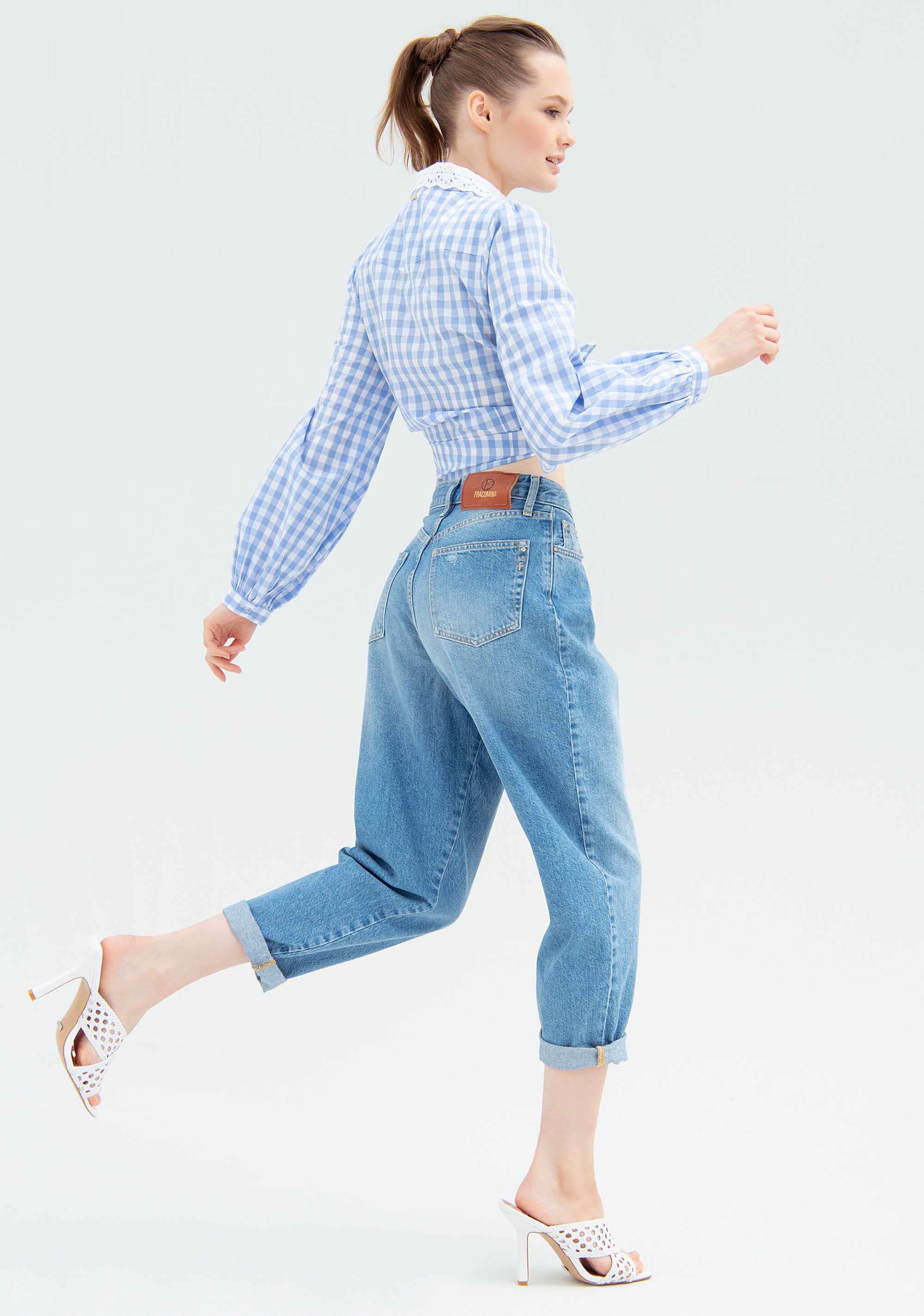 Jeans carrot in denim con lavaggio medio