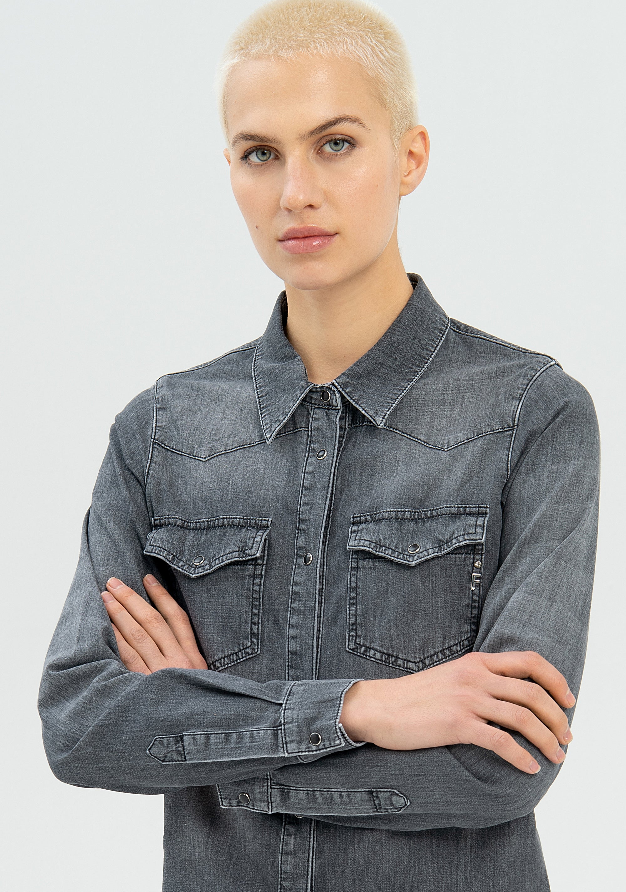 Camicia regular in denim con lavaggio medio