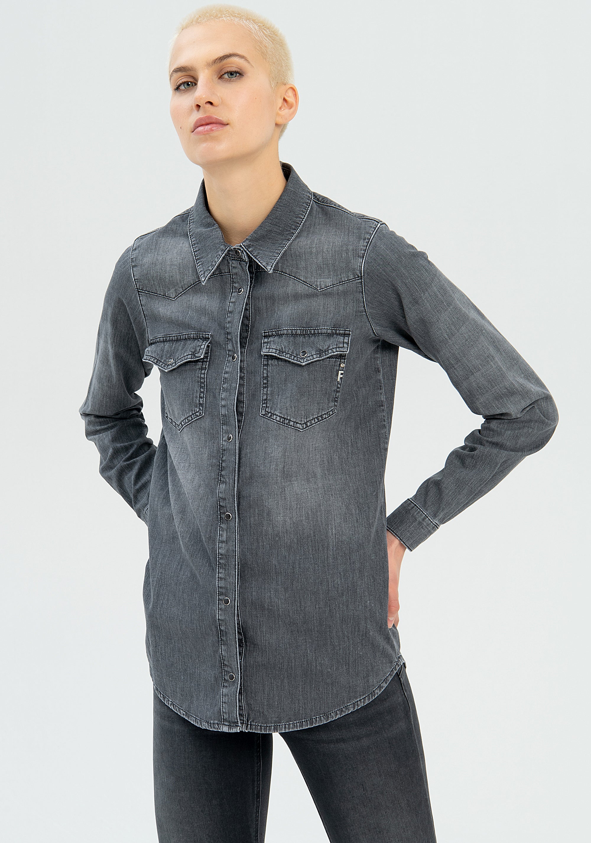 Camicia regular in denim con lavaggio medio