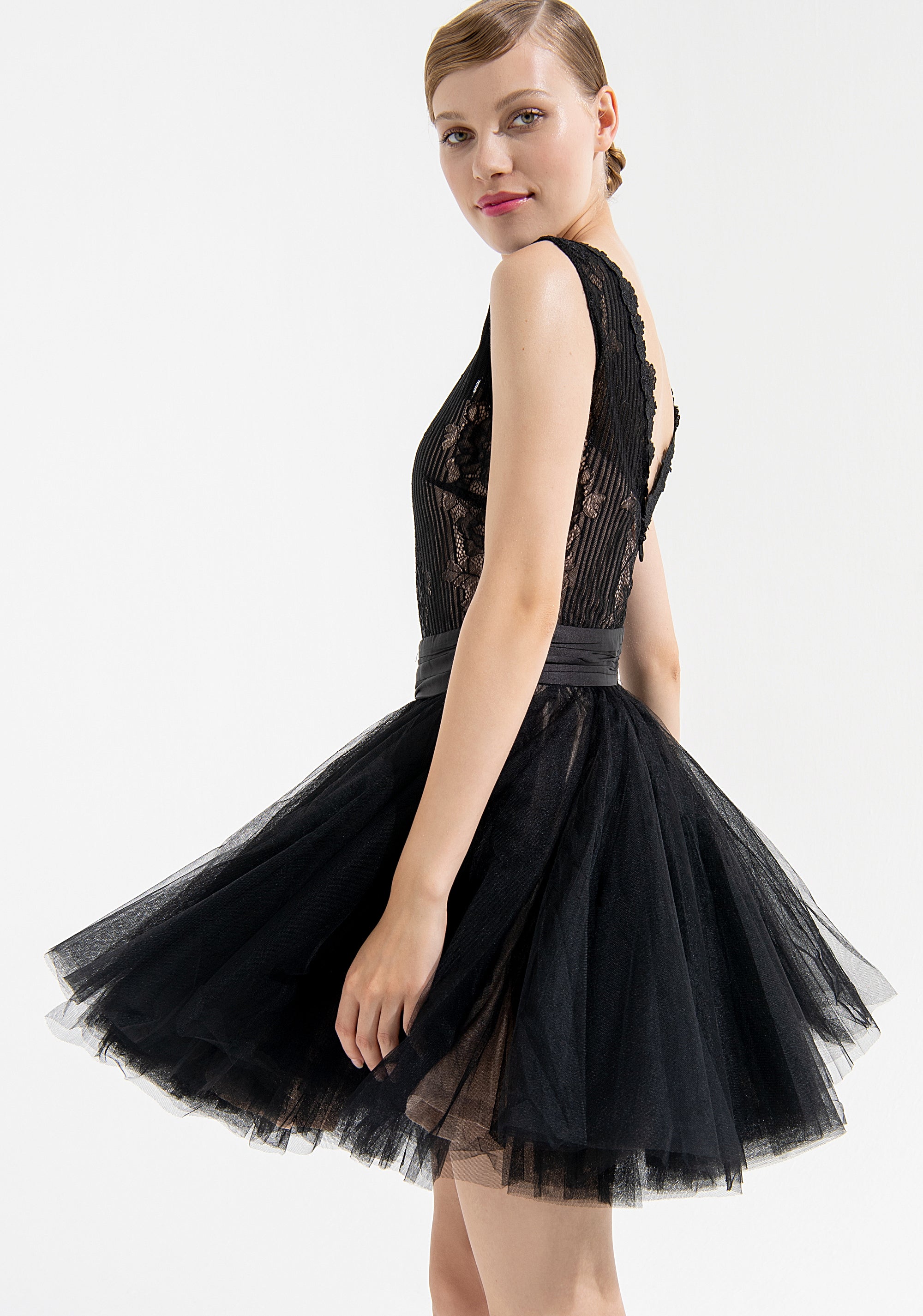 Abito con scollo a V e gonna in tulle