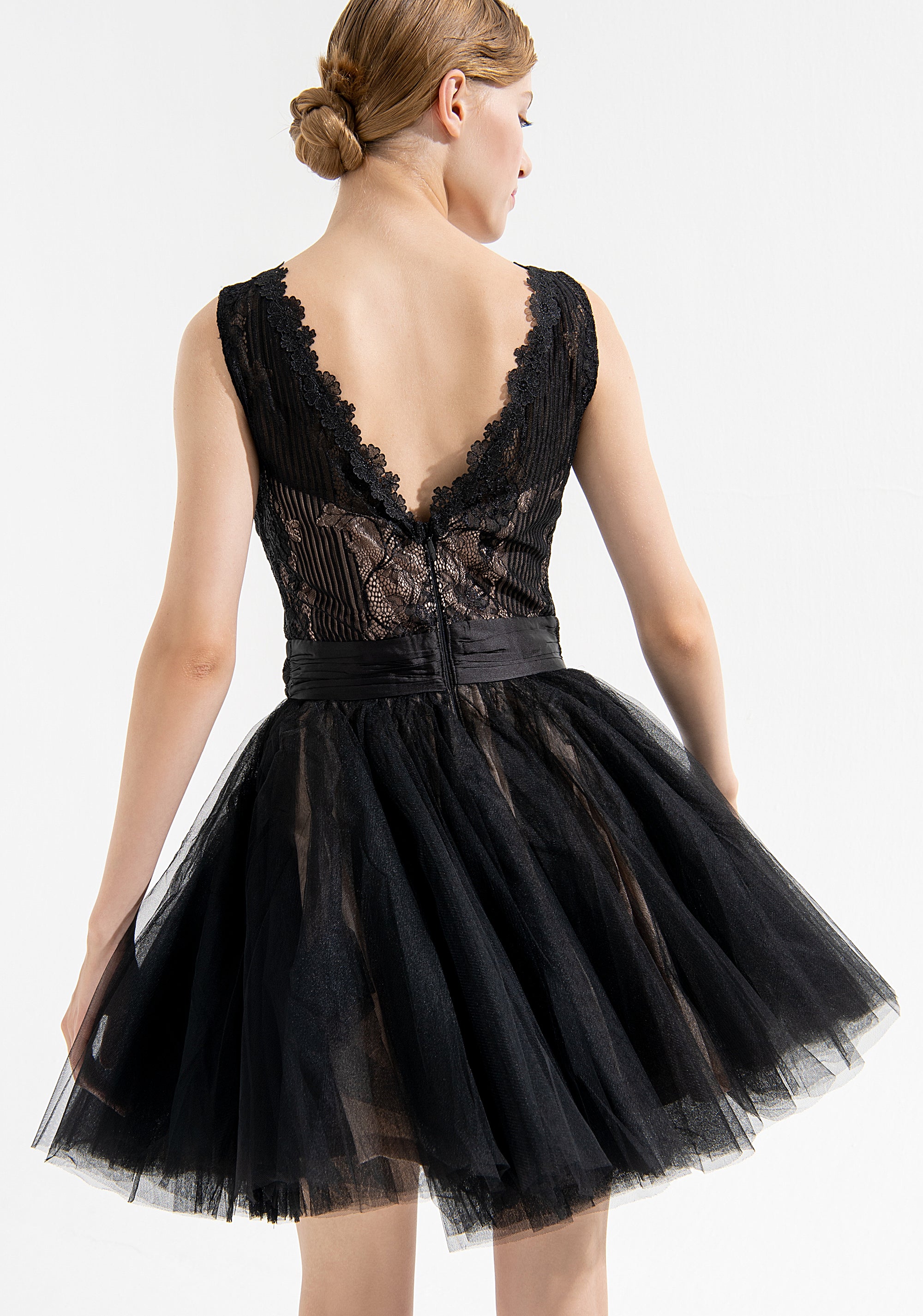 Abito con scollo a V e gonna in tulle