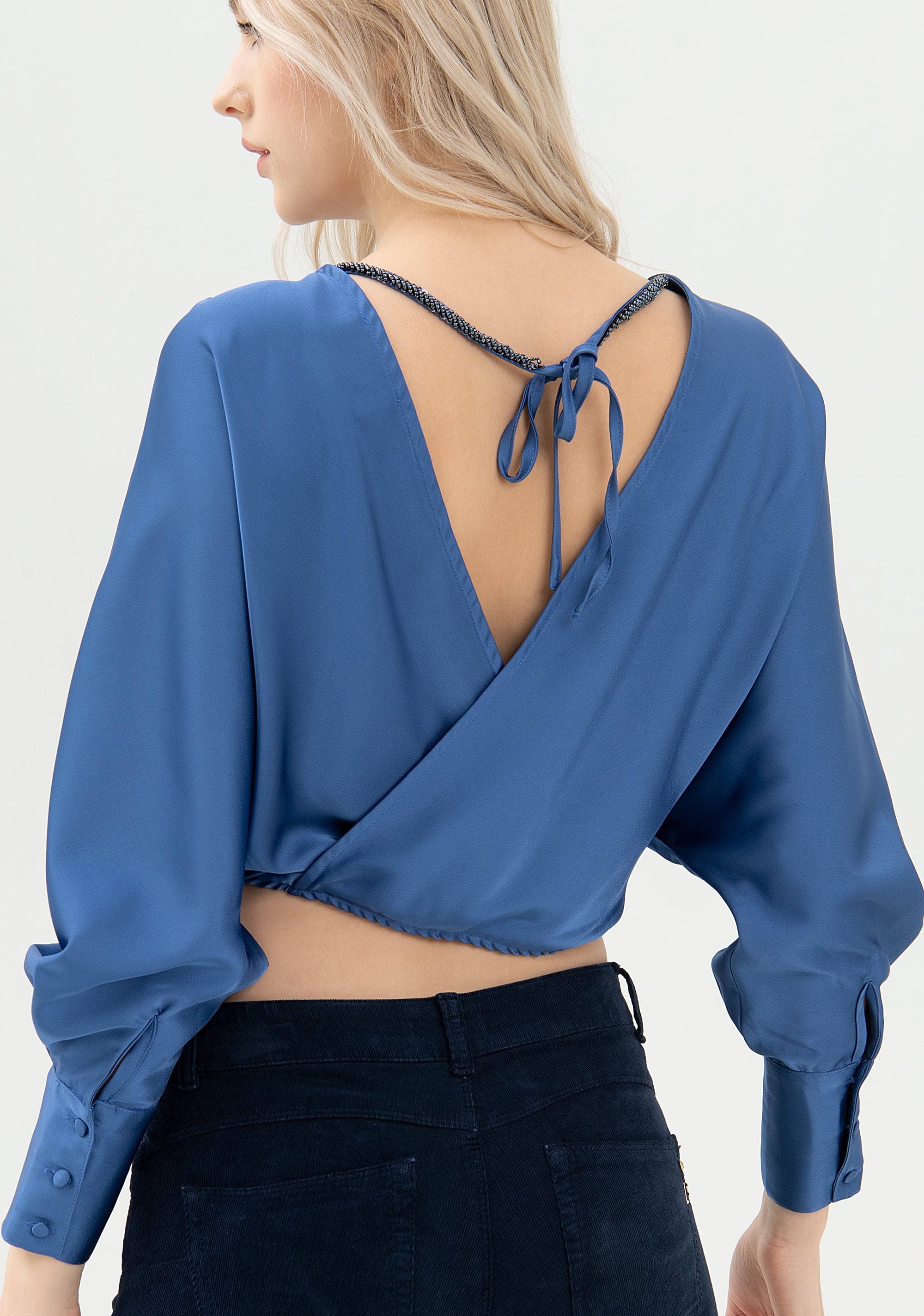 Blusa cropped in raso