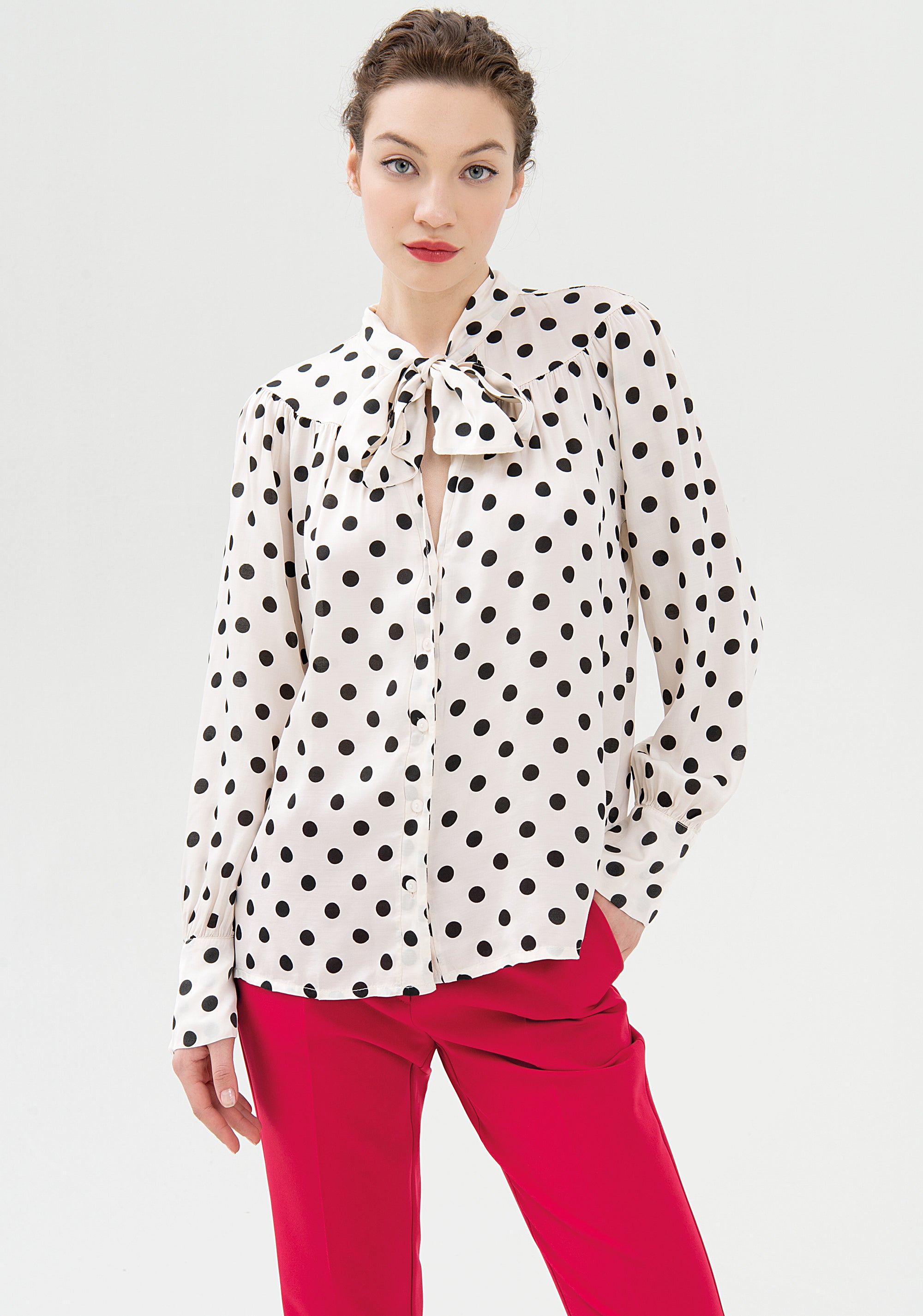 Blusa ampia con fantasia pois