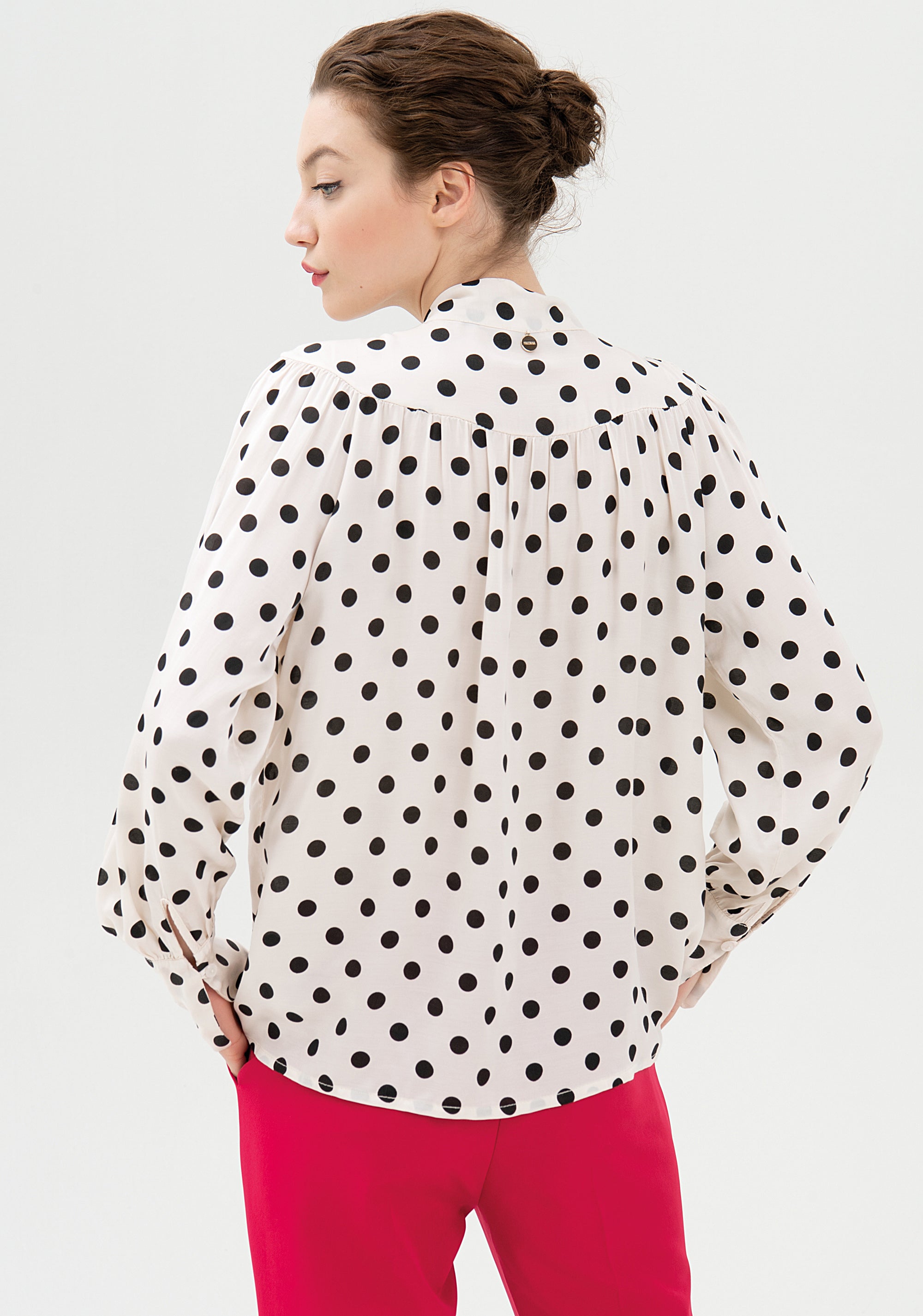 Blusa ampia con fantasia pois