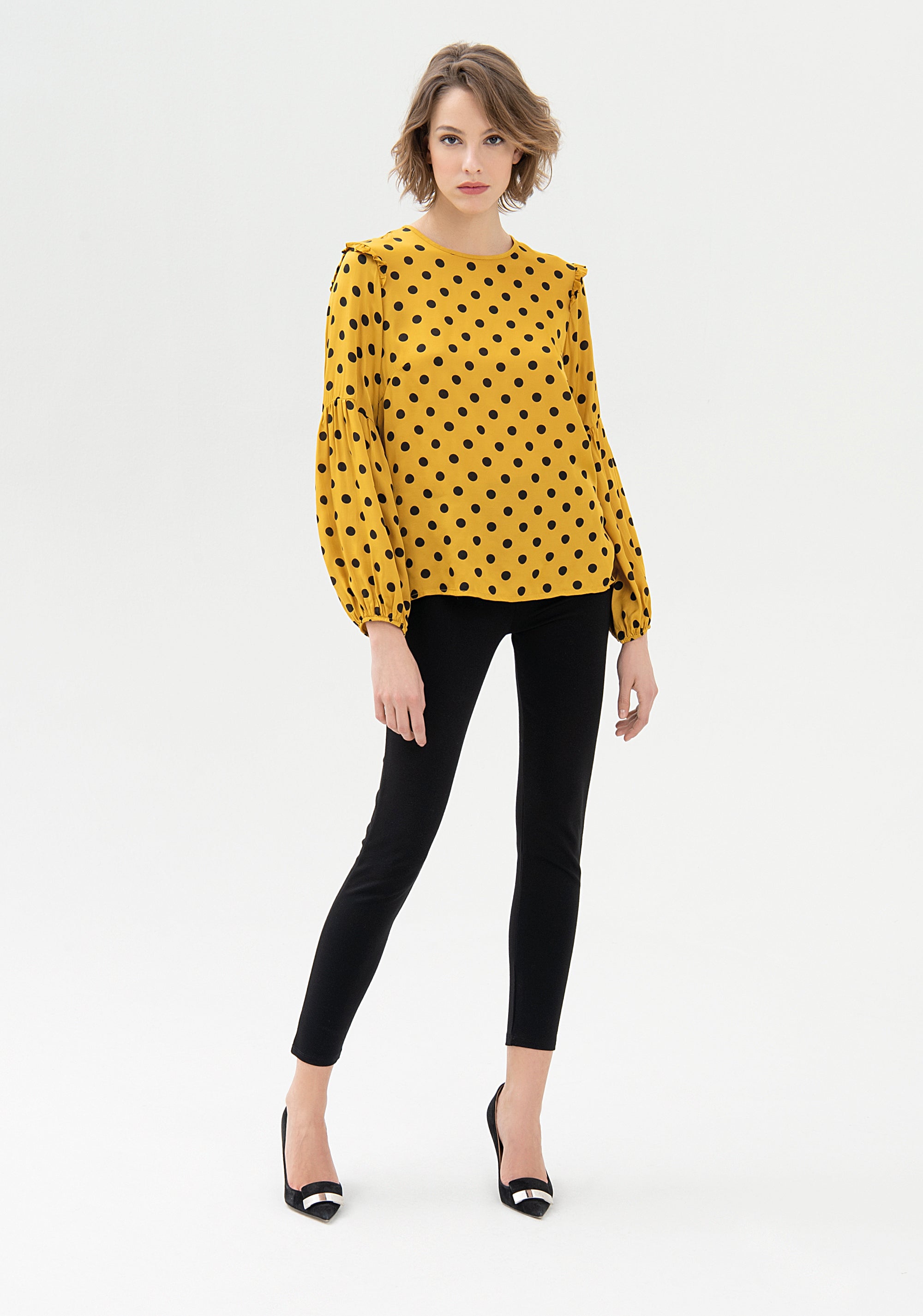 Blusa ampia con fantasia pois