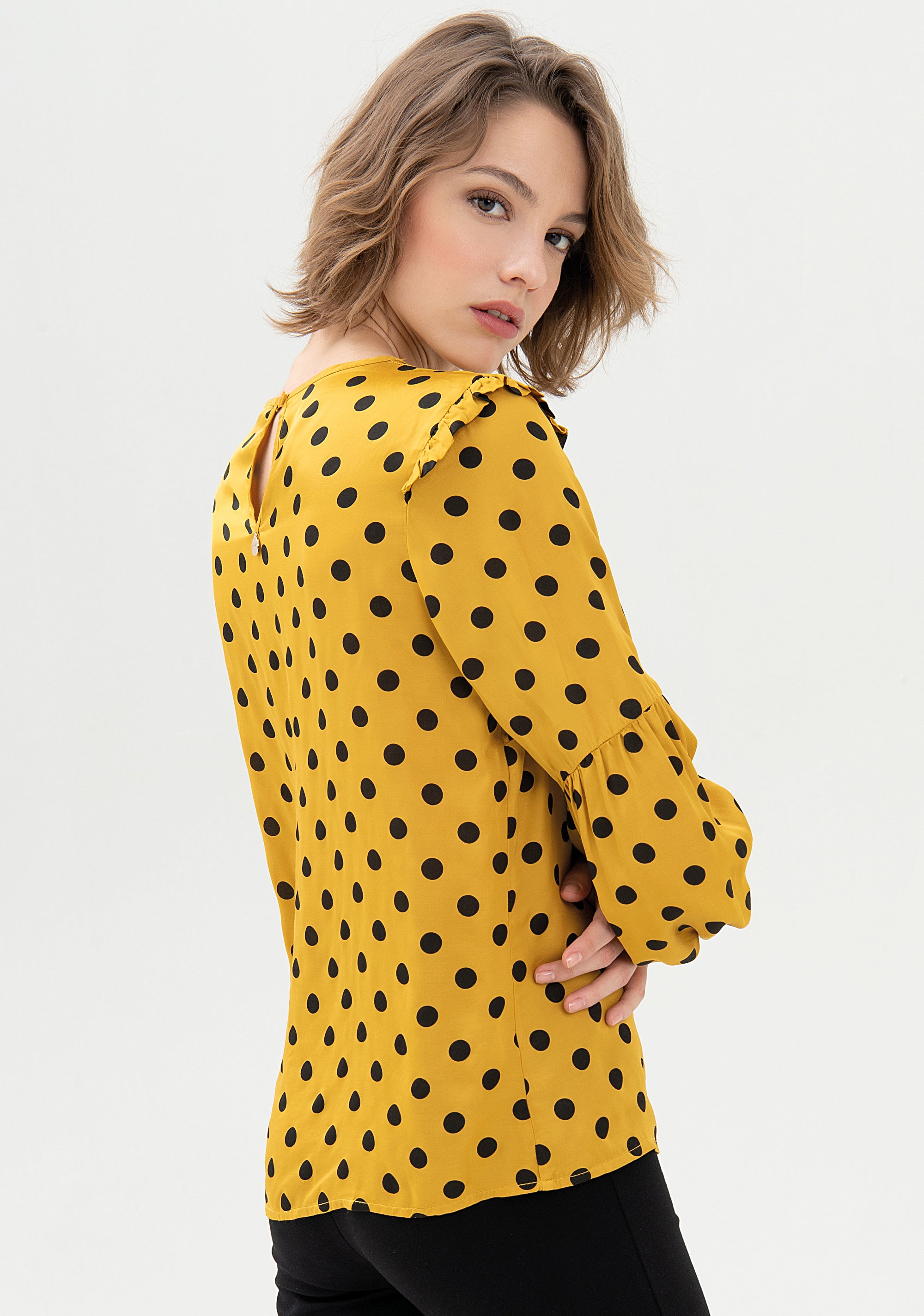 Blusa ampia con fantasia pois