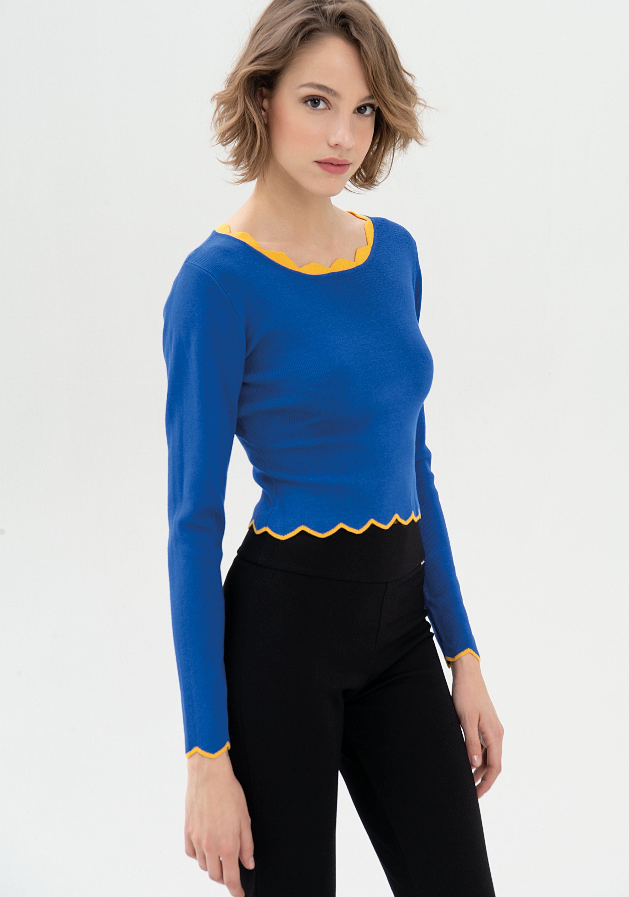 Maglia cropped aderente a coste