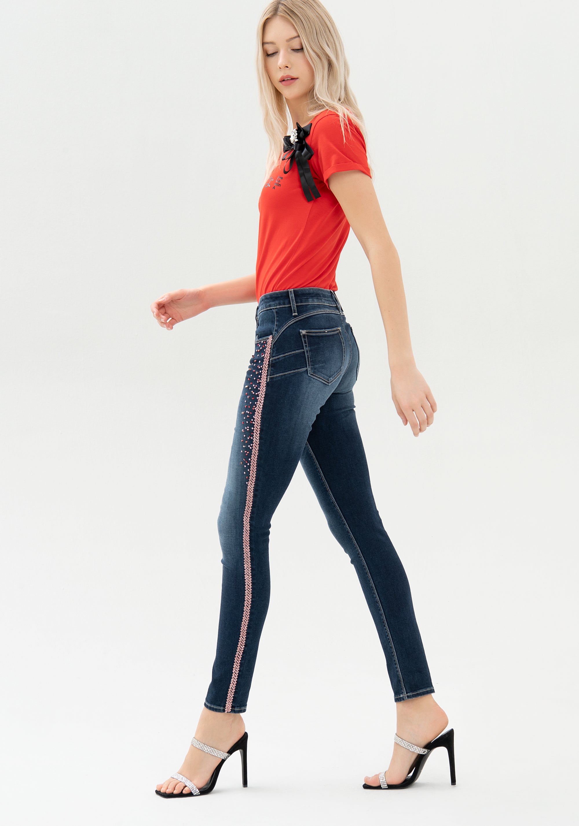 Jeans skinny effetto push up in denim con lavaggio scuro