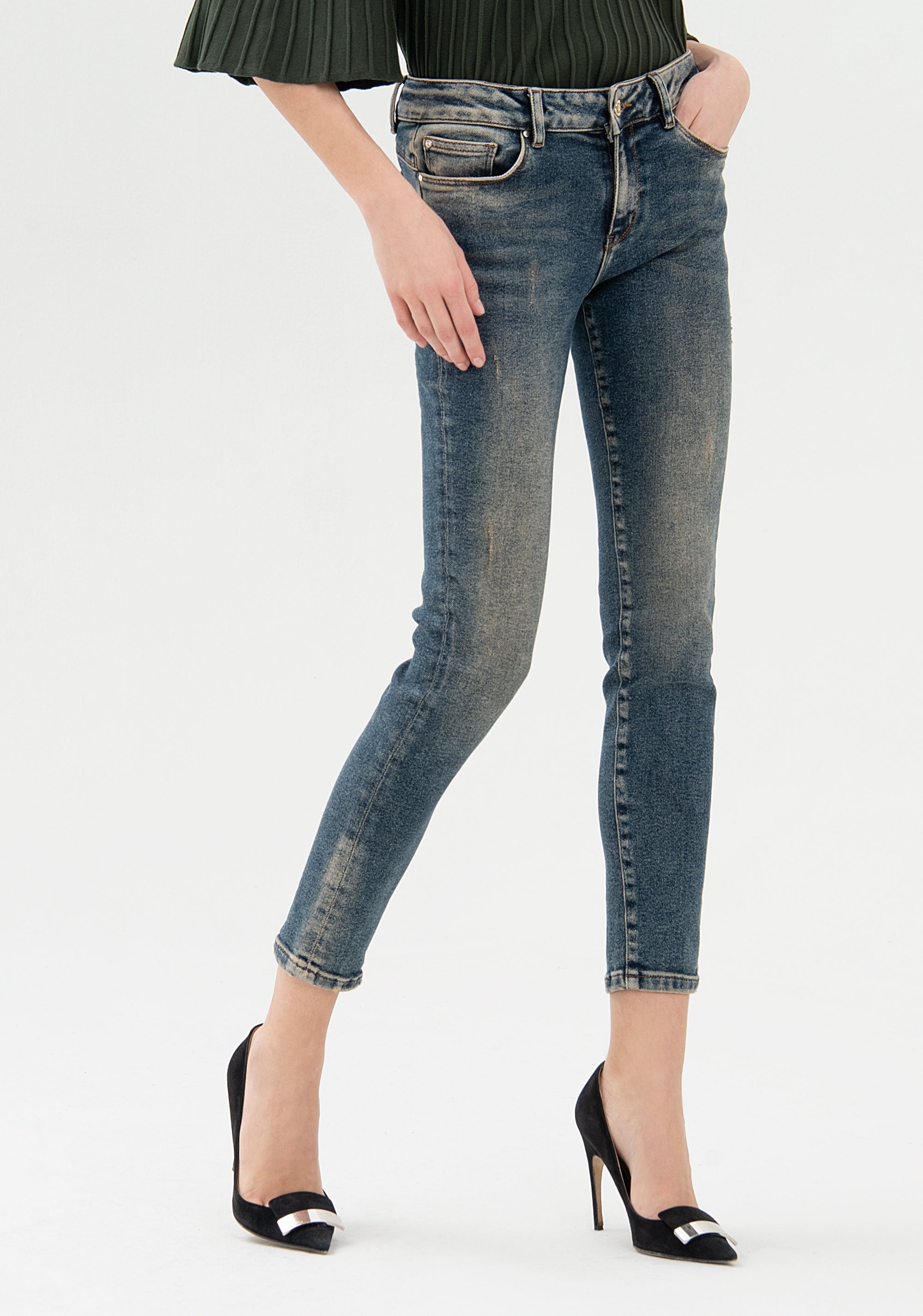 Jeans skinny effetto push up in denim con lavaggio medio