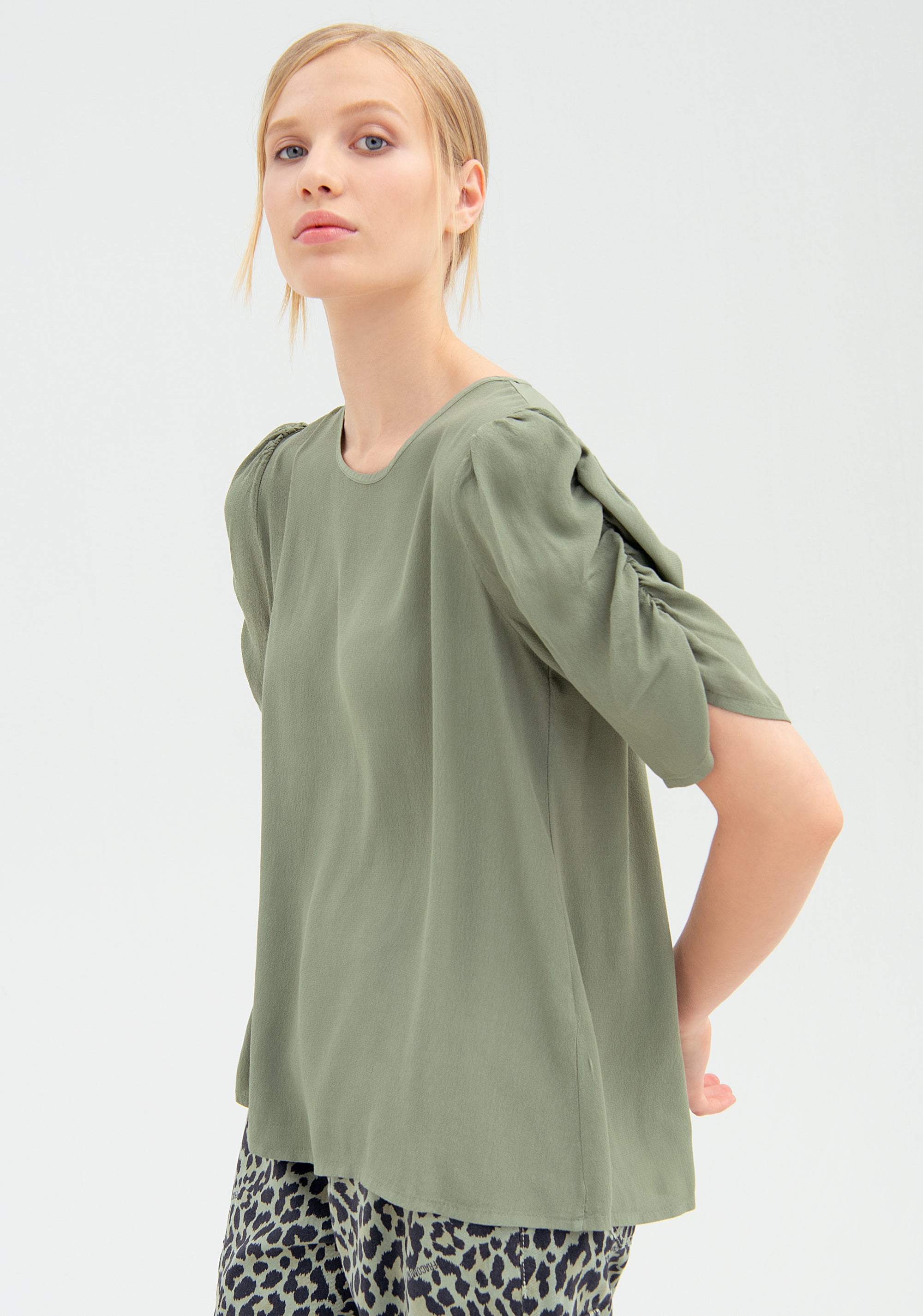 Blusa svasata in viscosa