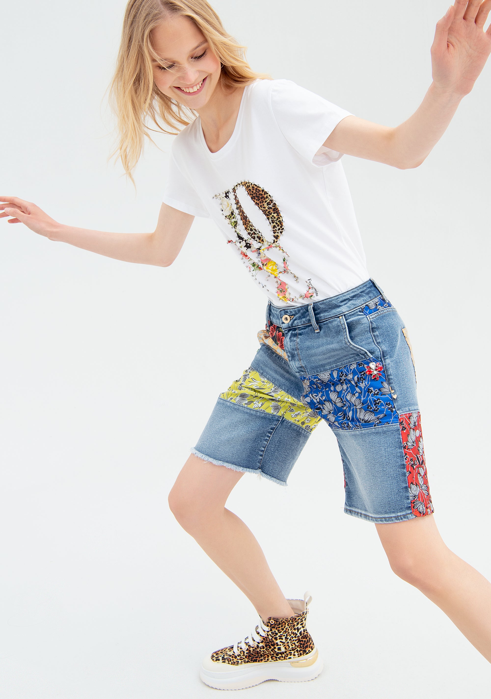 Pantaloncino flare in denim con lavaggio medio