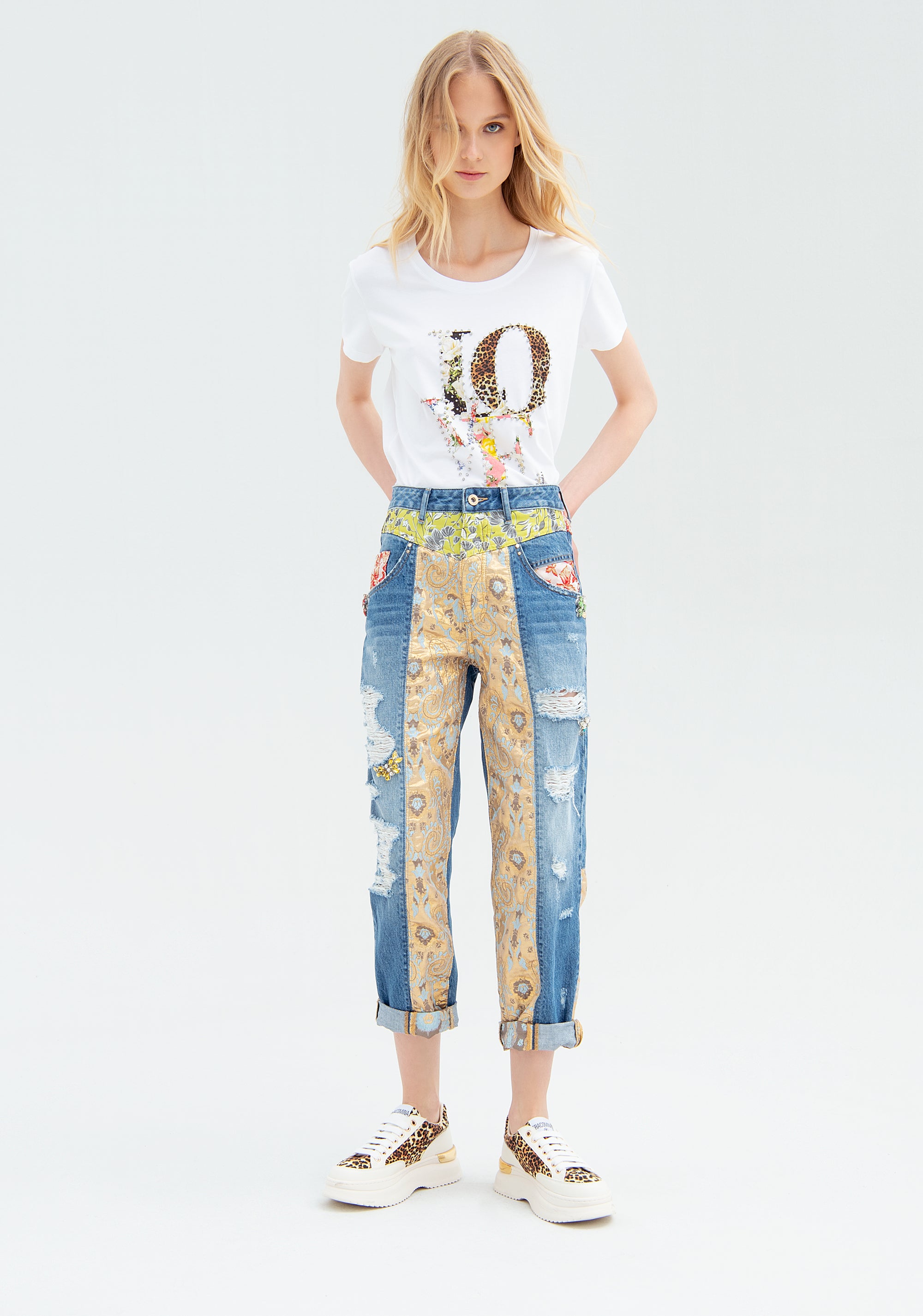 Jeans boyfriend carrot in denim con lavaggio medio