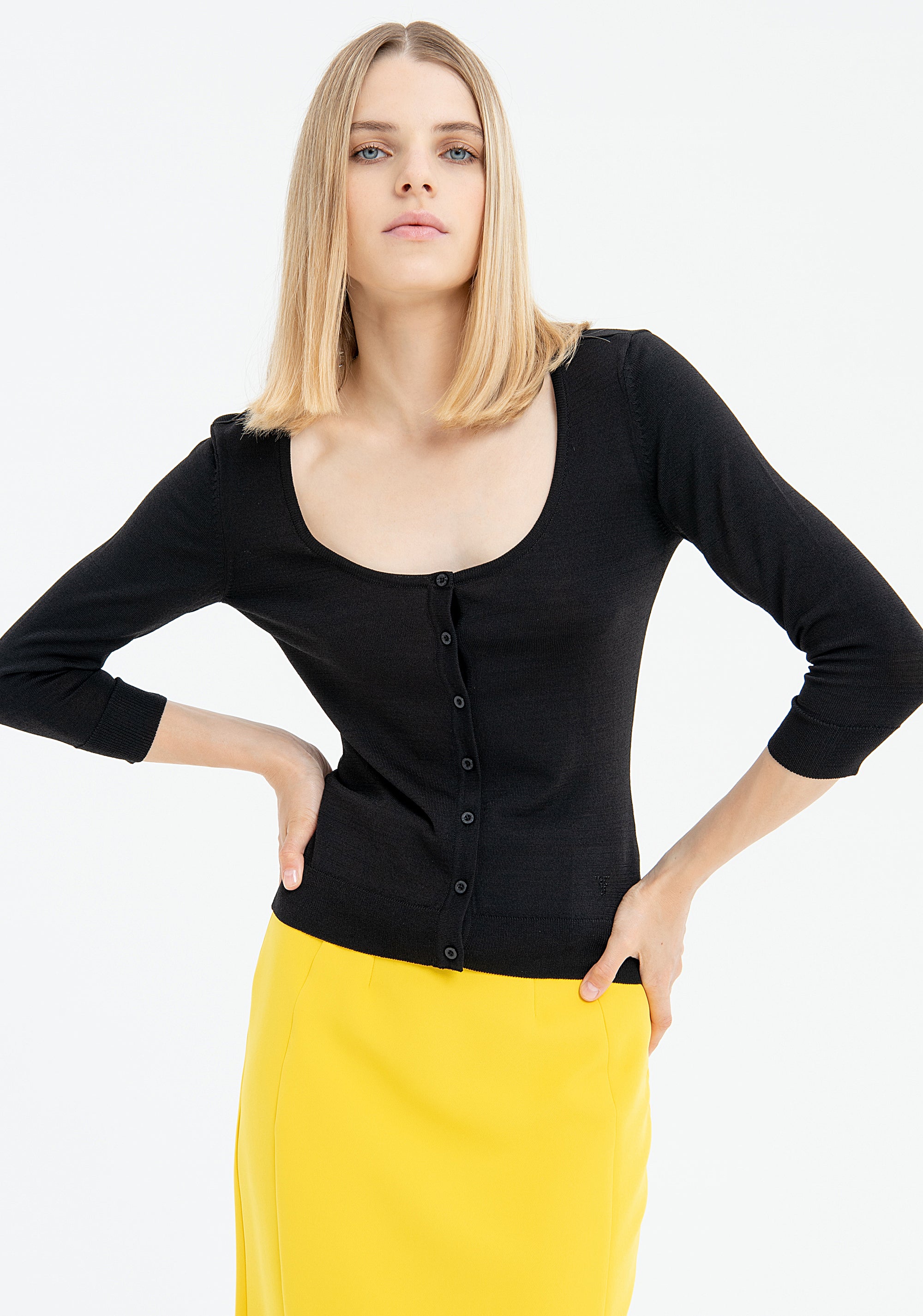 Cardigan slim con scollo tondo ampio